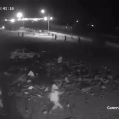 Cámaras de seguridad graban el bombardeo en un centro de migrantes