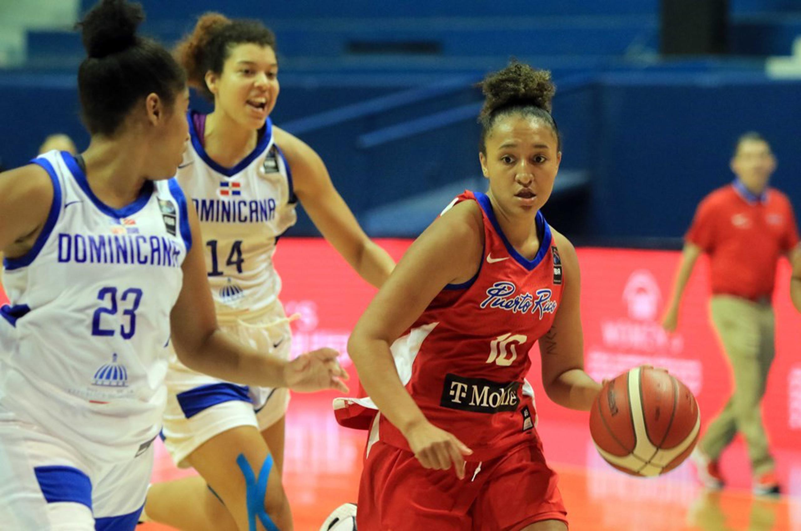 Jada Stinson maneja el balón contra República Dominicana en el Centrobasket.