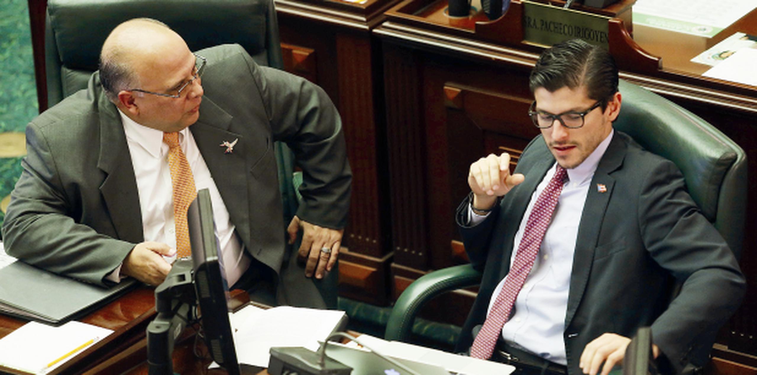 El representante Luis Raúl Torres conversa con el legislador Manuel Natal durante una sesión de la Cámara de Representantes. (Archivo)