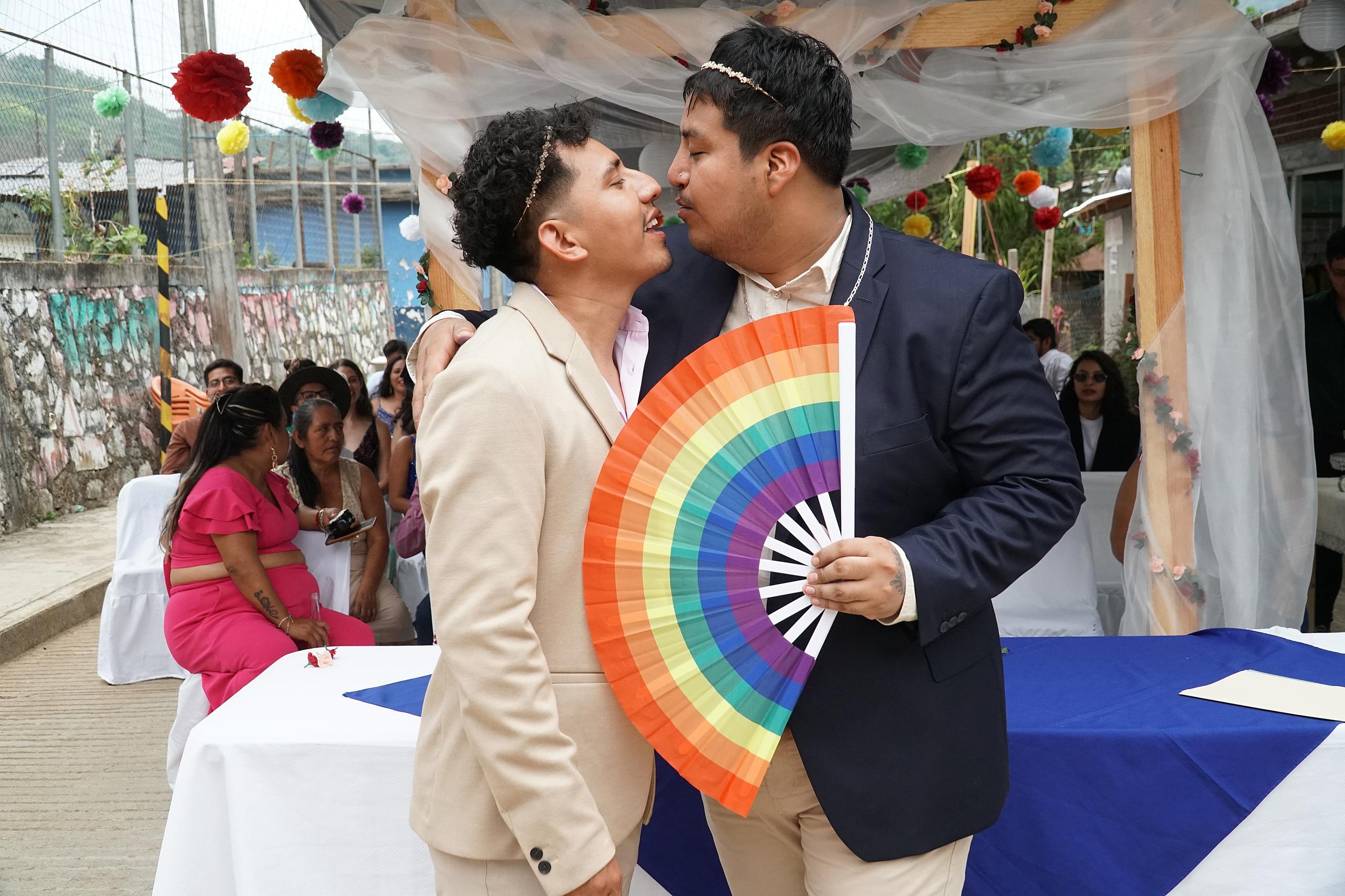 Adrián Rojas (i) y Luis Fernando Vargas (d) contraen matrimonio civil hoy, en el municipio Estancia de Morelos, Oaxaca (México). EFE/ Daniel Ricardez
