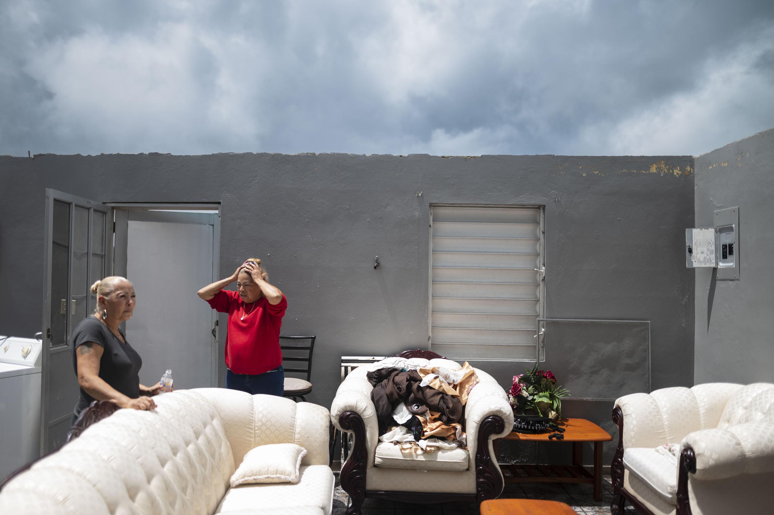En la foto, Evelyn Cardín perdió el techo de su residencia en el Barrio Pasto, donde vive también su hermana Delia Cardín.
