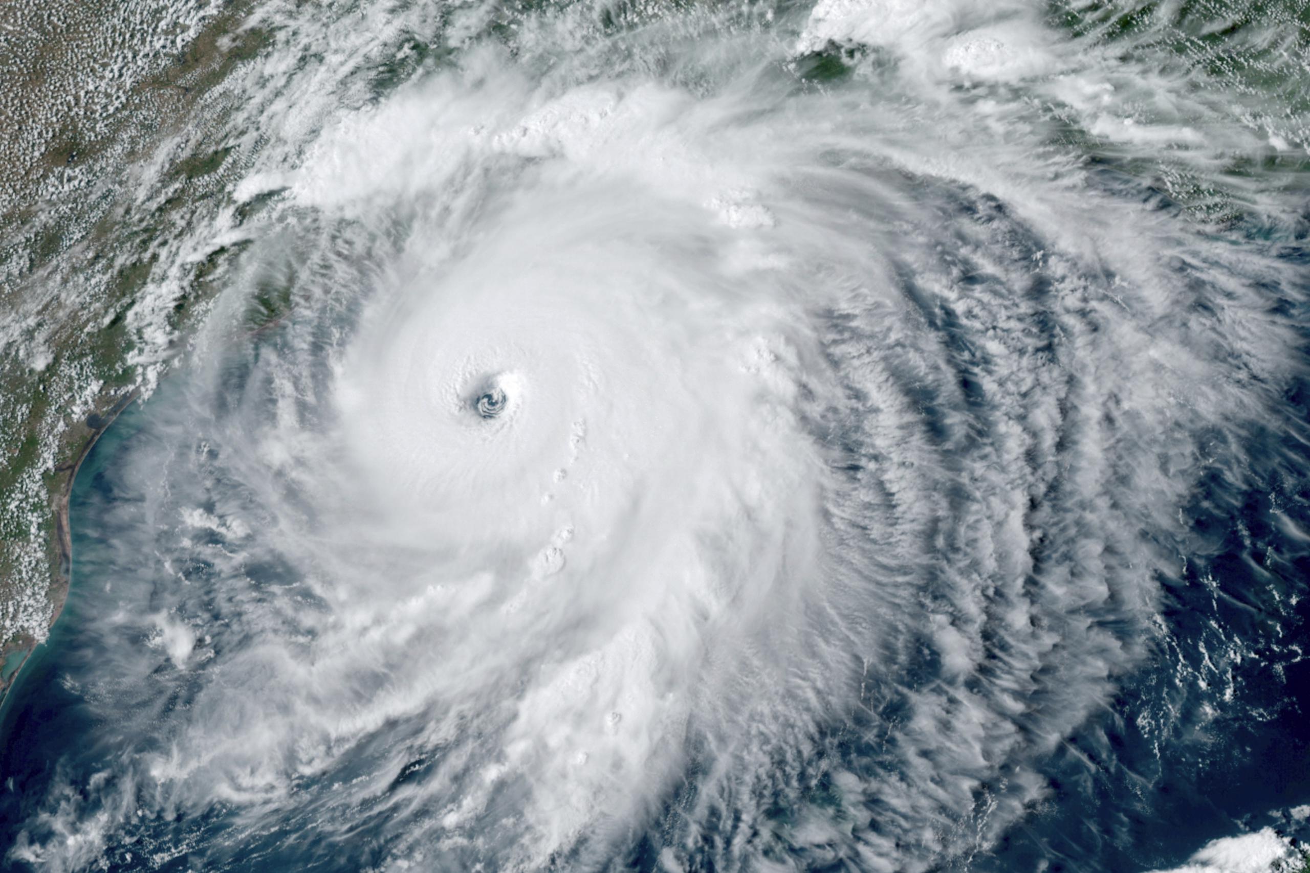 Foto de satélite del huracán Laura, que alcanzó hoy la categoría 4 con vientos máximos sostenidos de 145 millas por hora, acercándose a las costas de Texas y Louisiana.