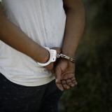 Arrestan hombre por presunta agresión a expareja embarazada en Carolina