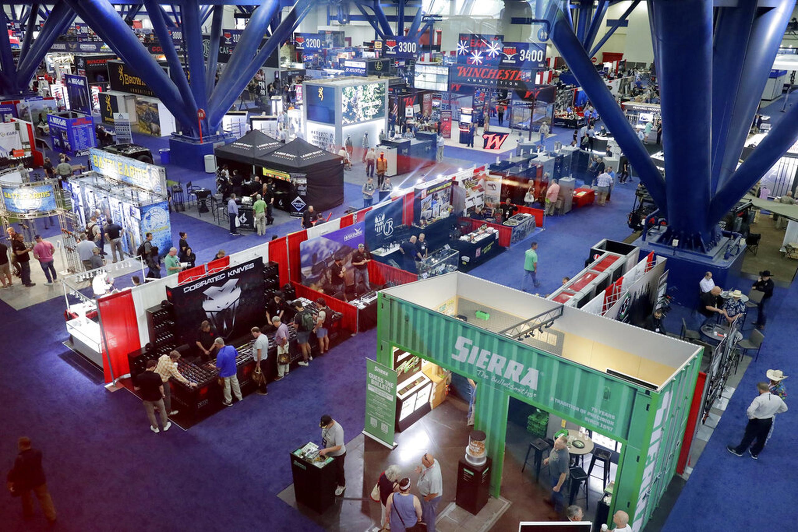 La convención anual de la Asociación Nacional del Rifle se celebra en el Centro de Convenciones George R. Brown, en Houston.