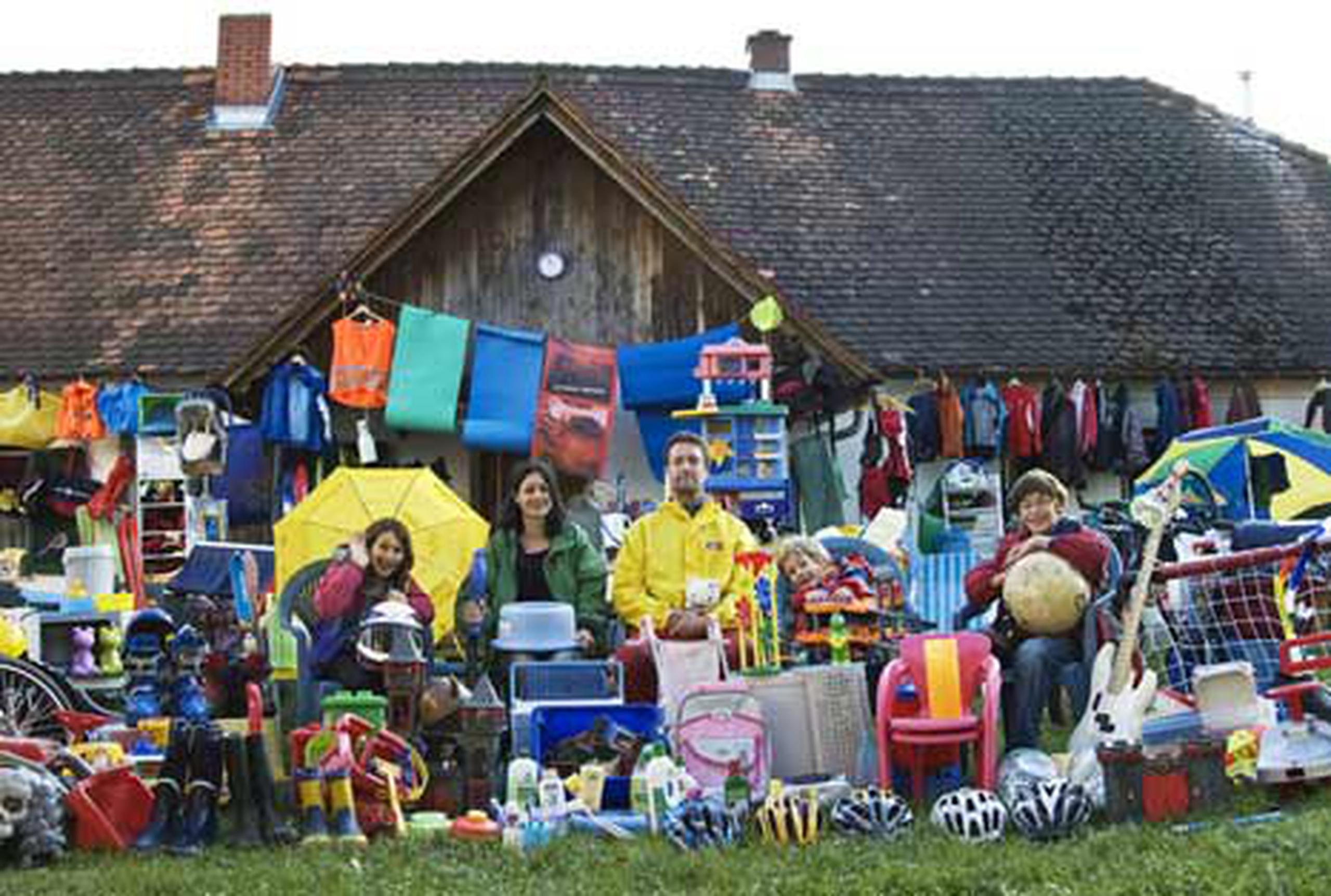 Sandra Krautwaschl junto a su marido y tres hijos decidieron hace tres años sacar de su casa todos los productos de plástico.  (Agencia EFE)