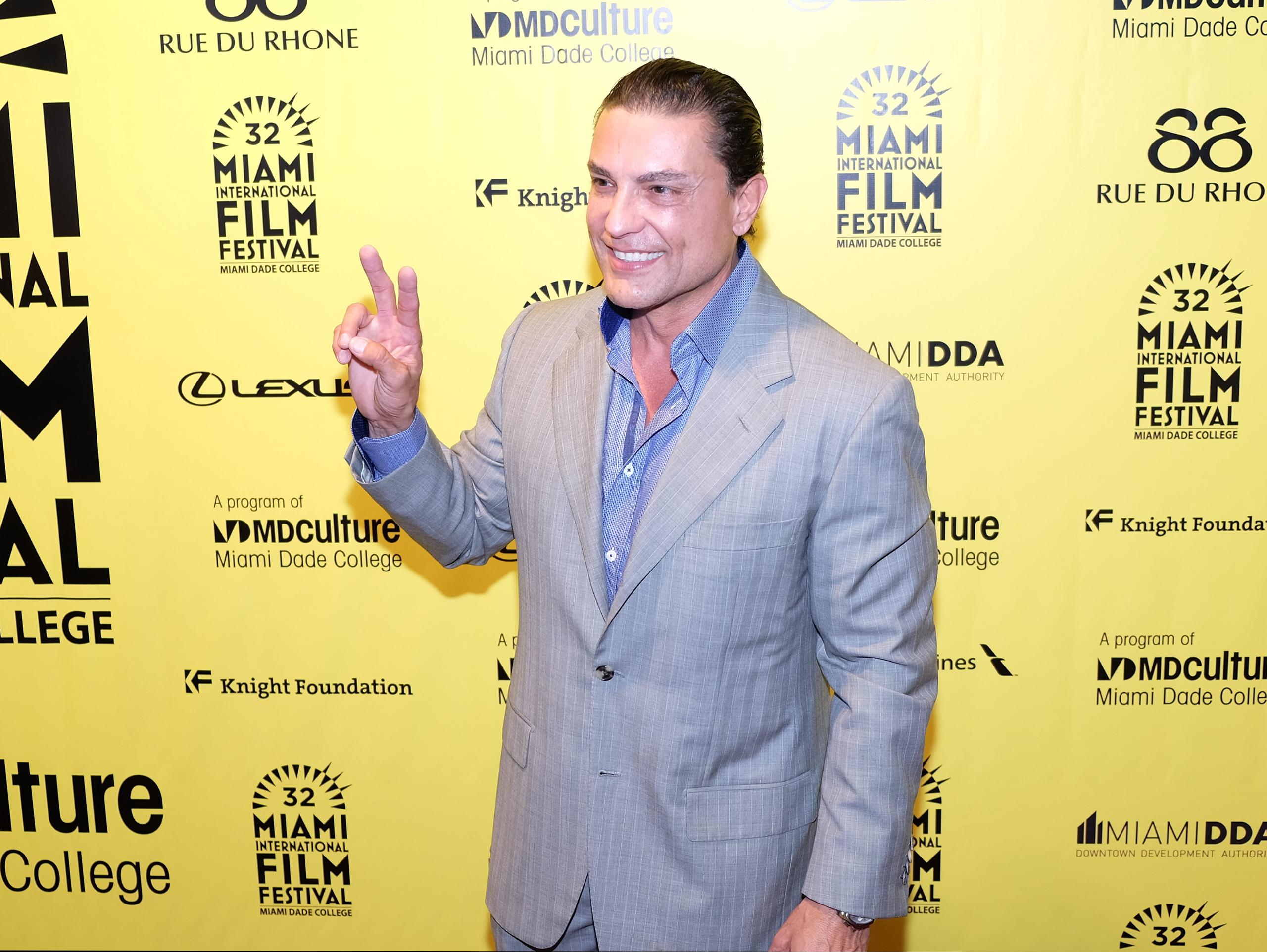 El actor Osvaldo Ríos a su llegada a la alfombra roja de la edición 32 del Festival Internacional de Cine de Miami
