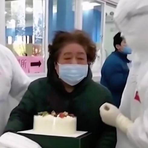 Celebran cumpleaños a los pacientes de coronavirus en Wuhan