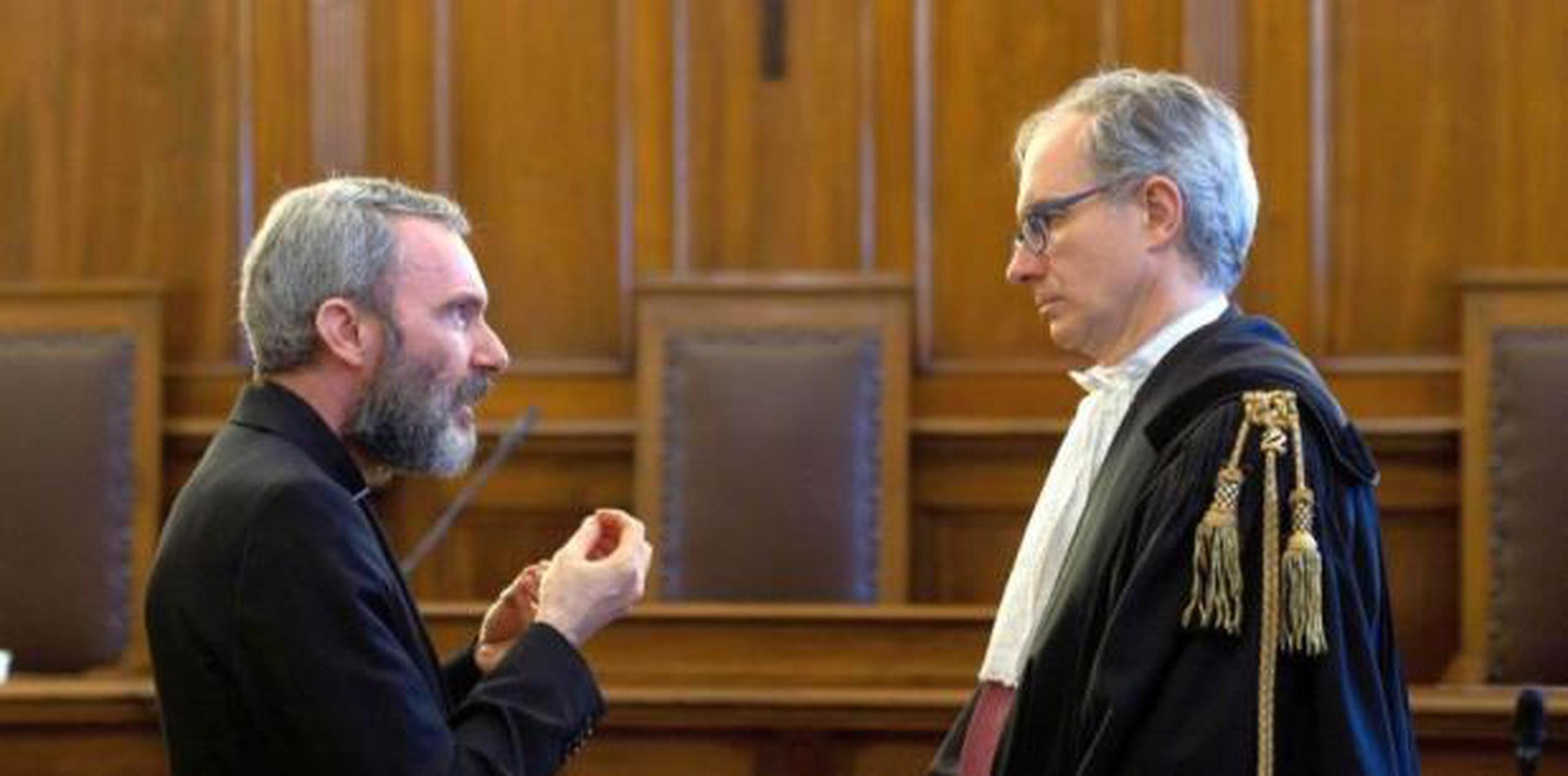 El excura de la Santa Sede Monseñor Carlo Alberto Capella, a la izquierda, habla con su abogado Roberto Borgogno dentro de un tribunal del Vaticano durante su juicio. (GDA)