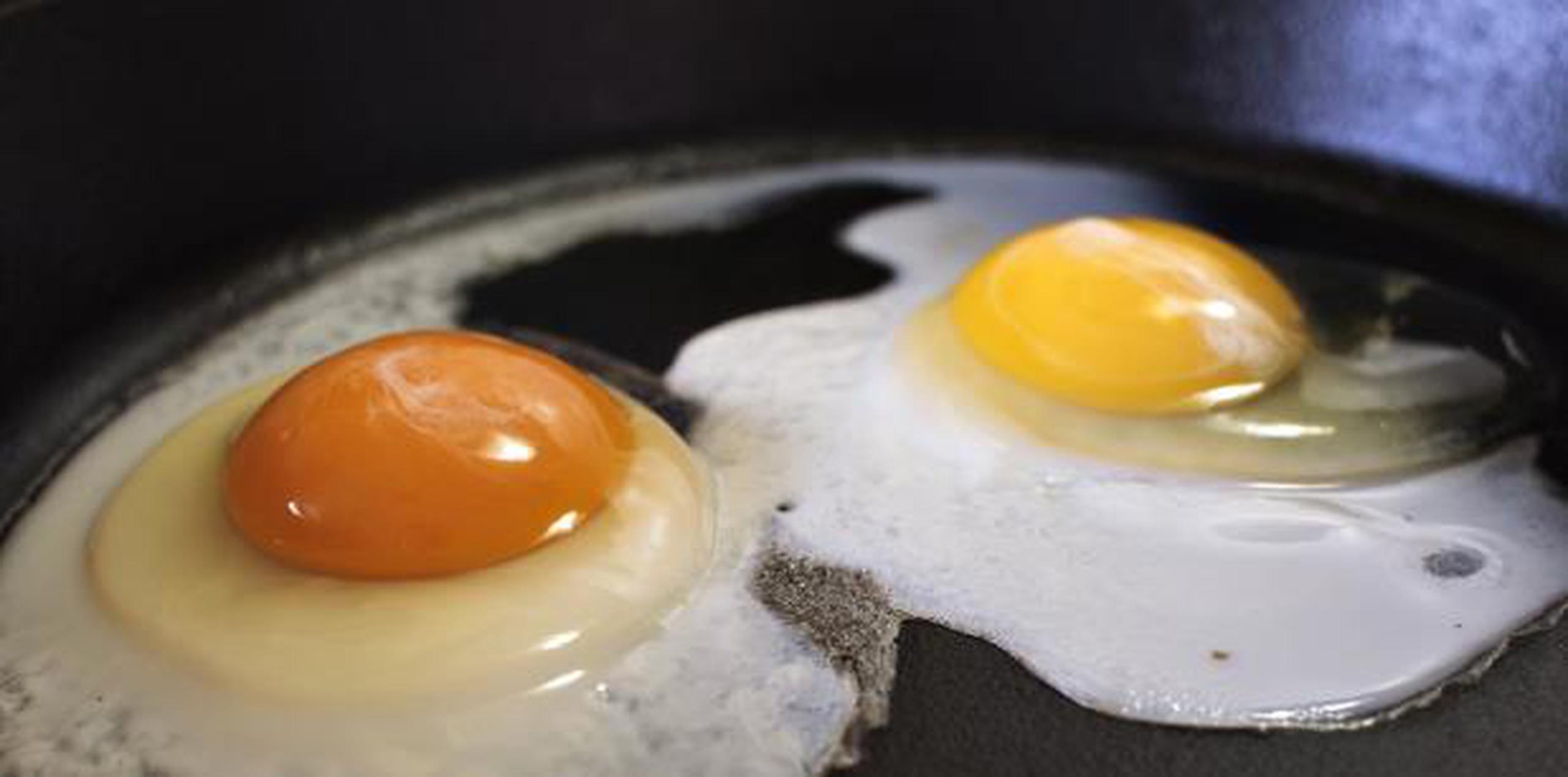 Yema más oscura de un huevo de gallina de cosecha propia en comparación con la yema más clara de un huevo comprado en una tienda en Gillette, Wyoming. (Pete Rodman / Gillette News Record vía AP)