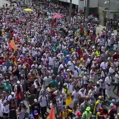Miles de venezolanos marcharon bajo la guerra entre Nicolás Maduro y Juan Guaidó