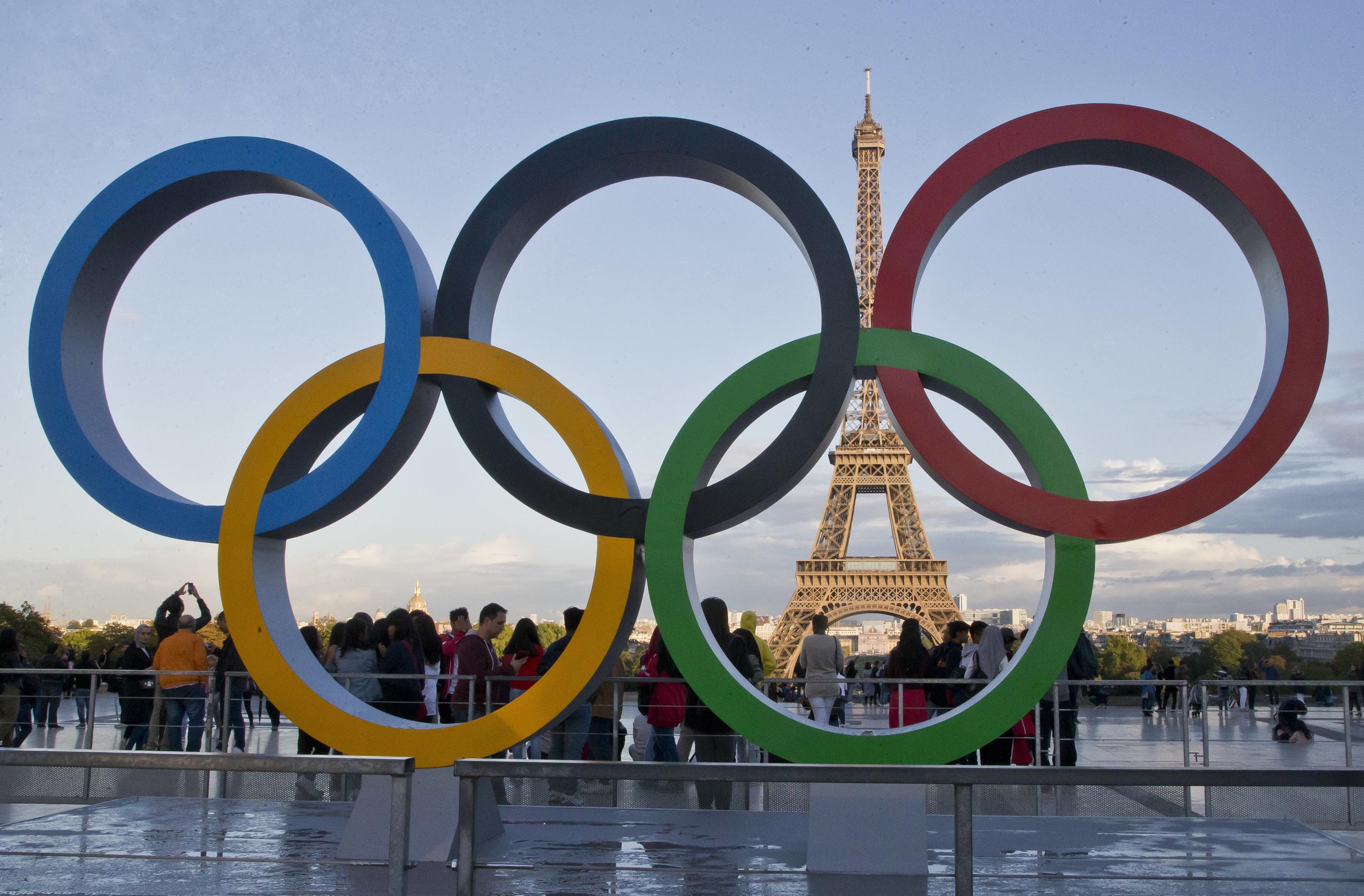 Los aros olímpicos aparecen aquí en la plaza Trocadero, desde donde se puede observar la icónica Torre Eiffel en París.