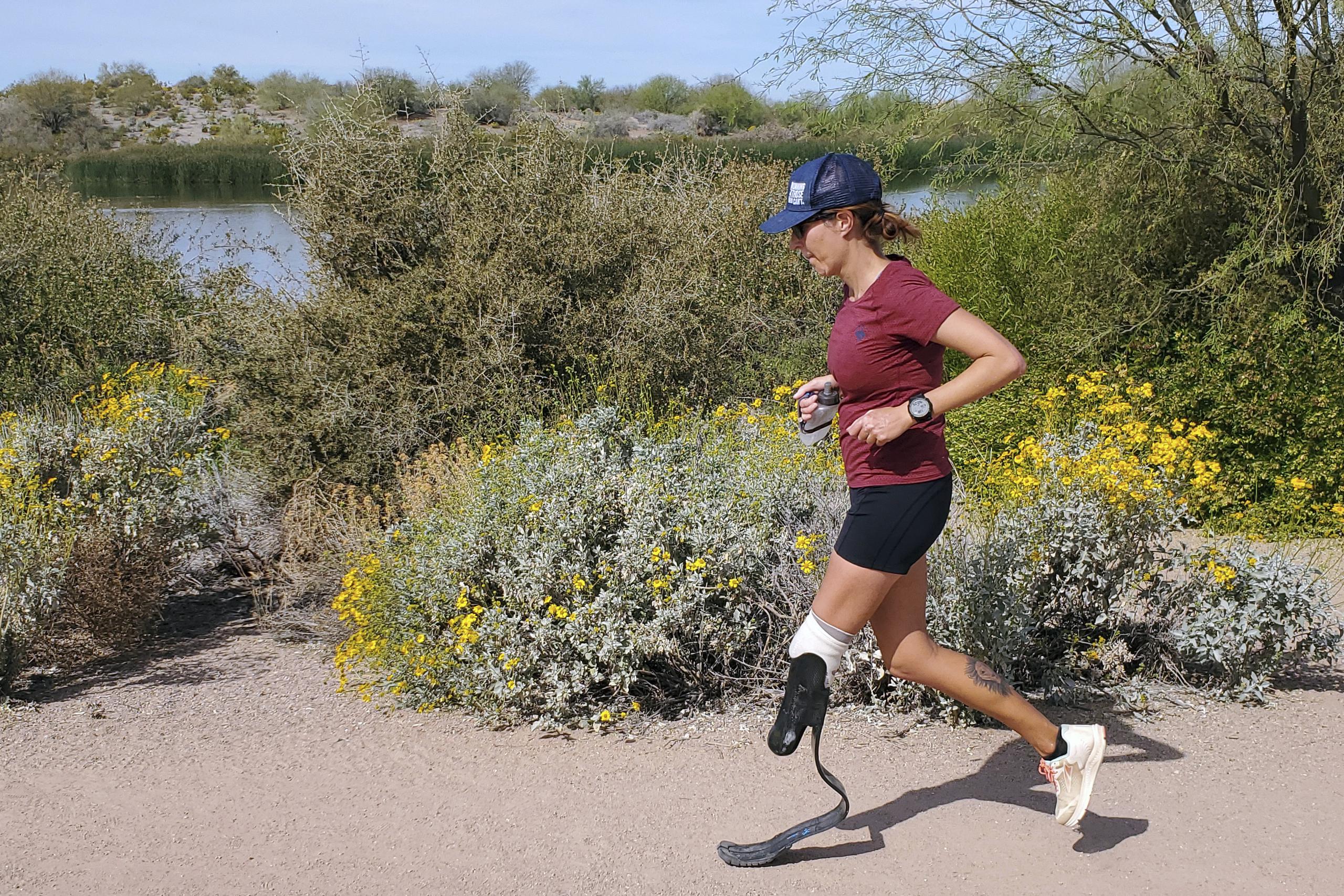 En esta imagen facilitada por Edwin Broersma, la maratonista Jacky Hunt-Broersma corre su 80mo maraton consecutivo el 27 de marzo de 2022, cerca de su casa en Gilbert, Arizona. (Edwin Broersma vía AP)