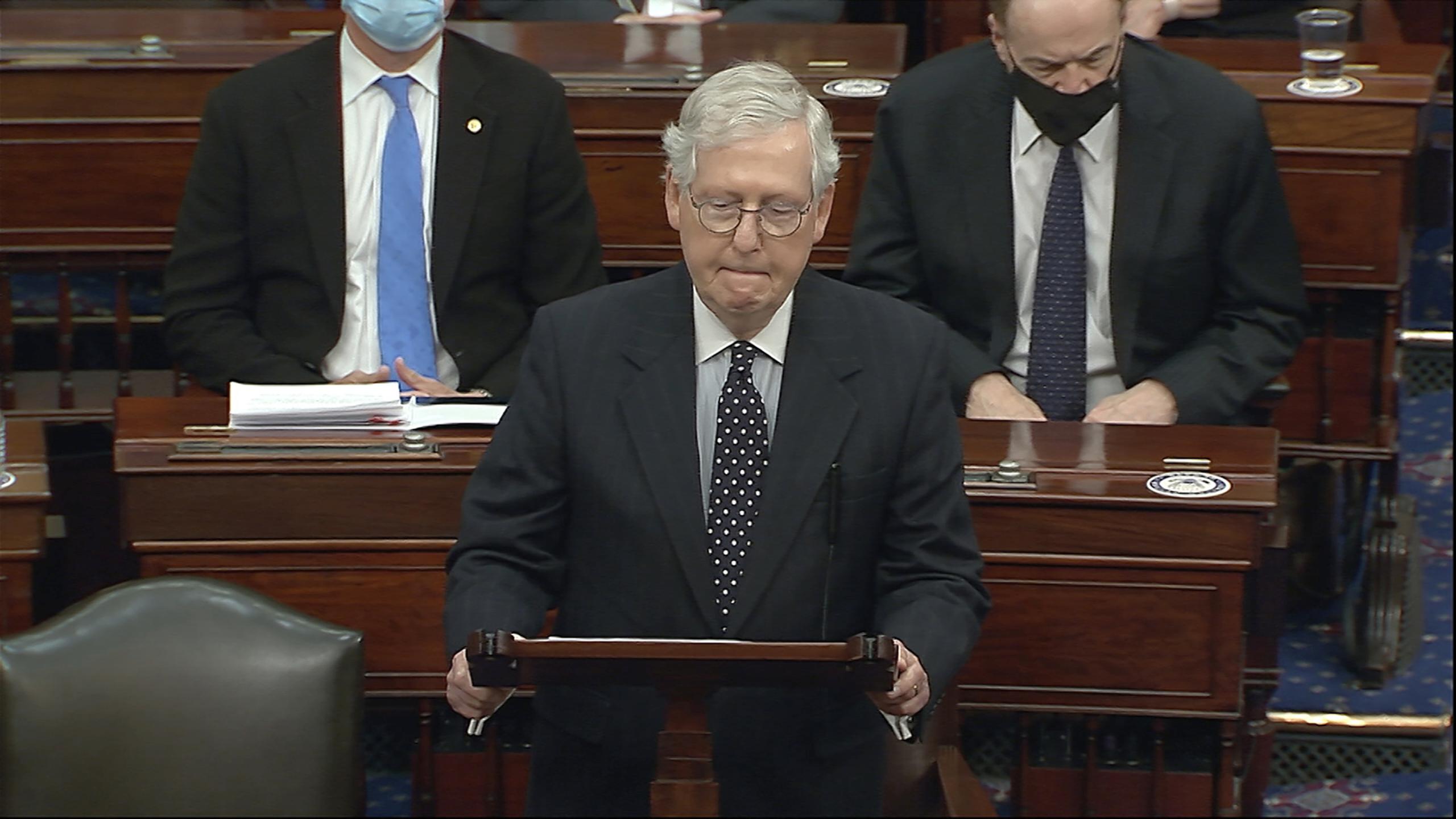 El líder de la mayoría en el Senado, Mitch McConnell, habla en el Capitolio, en Washington.