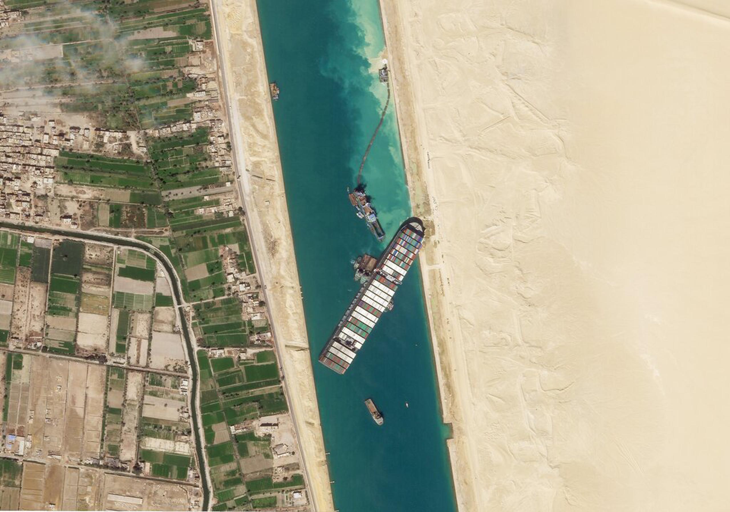 En esta imagen del 28 de marzo de 2021, una fotografía de satélite de Planet Labs Inc. muestra el carguero MV Ever Given atascado en el Canal de Suez, cerca de Suez, Egipto. (Planet Labs Inc. via AP)