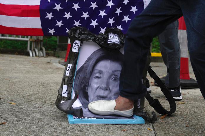 Partidarios a favor de China pisan una foto de Nancy Pelosi durante una protesta frente al Consulado General de Estados Unidos en Hong Kong, el 3 de agosto de 2022.
