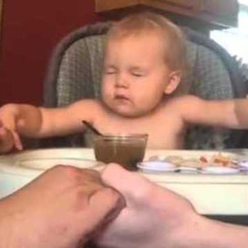 Vídeo de bebé orando se vuelve viral 