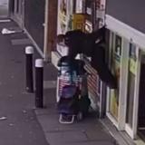 Video: Mujer se queda colgando de la cortina de una tienda