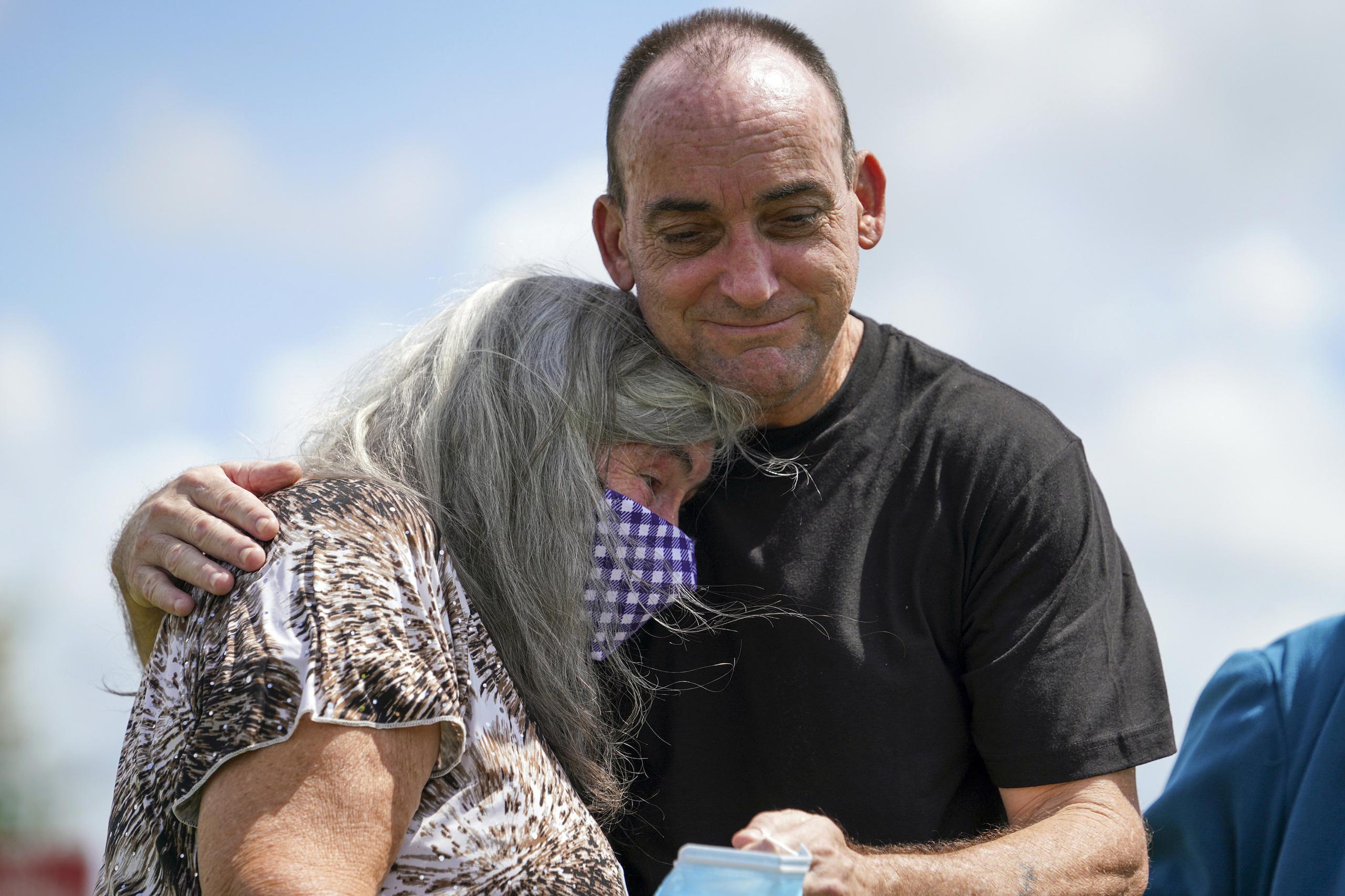 Robert Duboise abraza a su madre luego de salir de prisión en Bowling Green, Florida