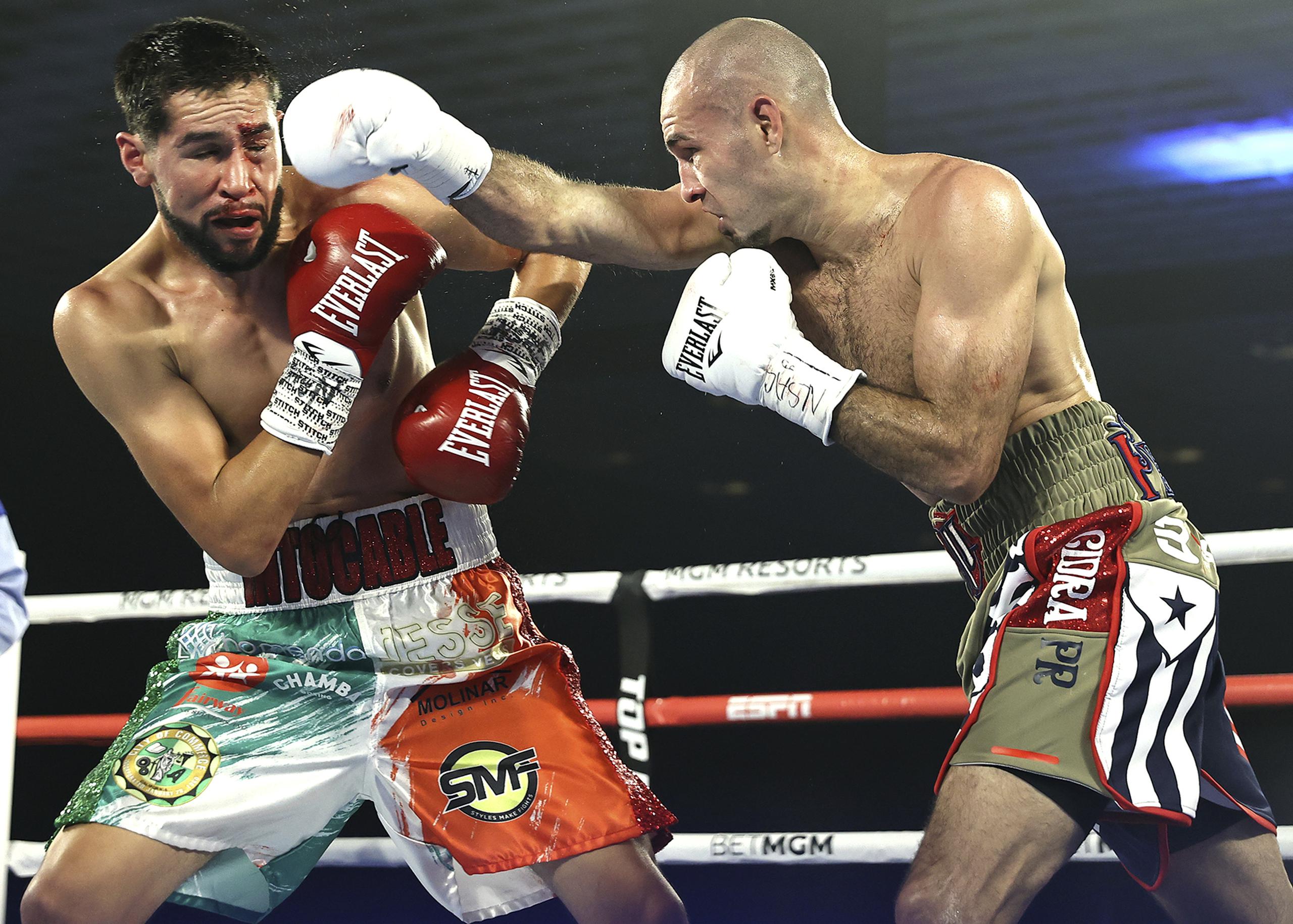 El boricua José Pedraza intenta pegar una derecha al rostro de Javier Molina durante su combate en Las Vegas.