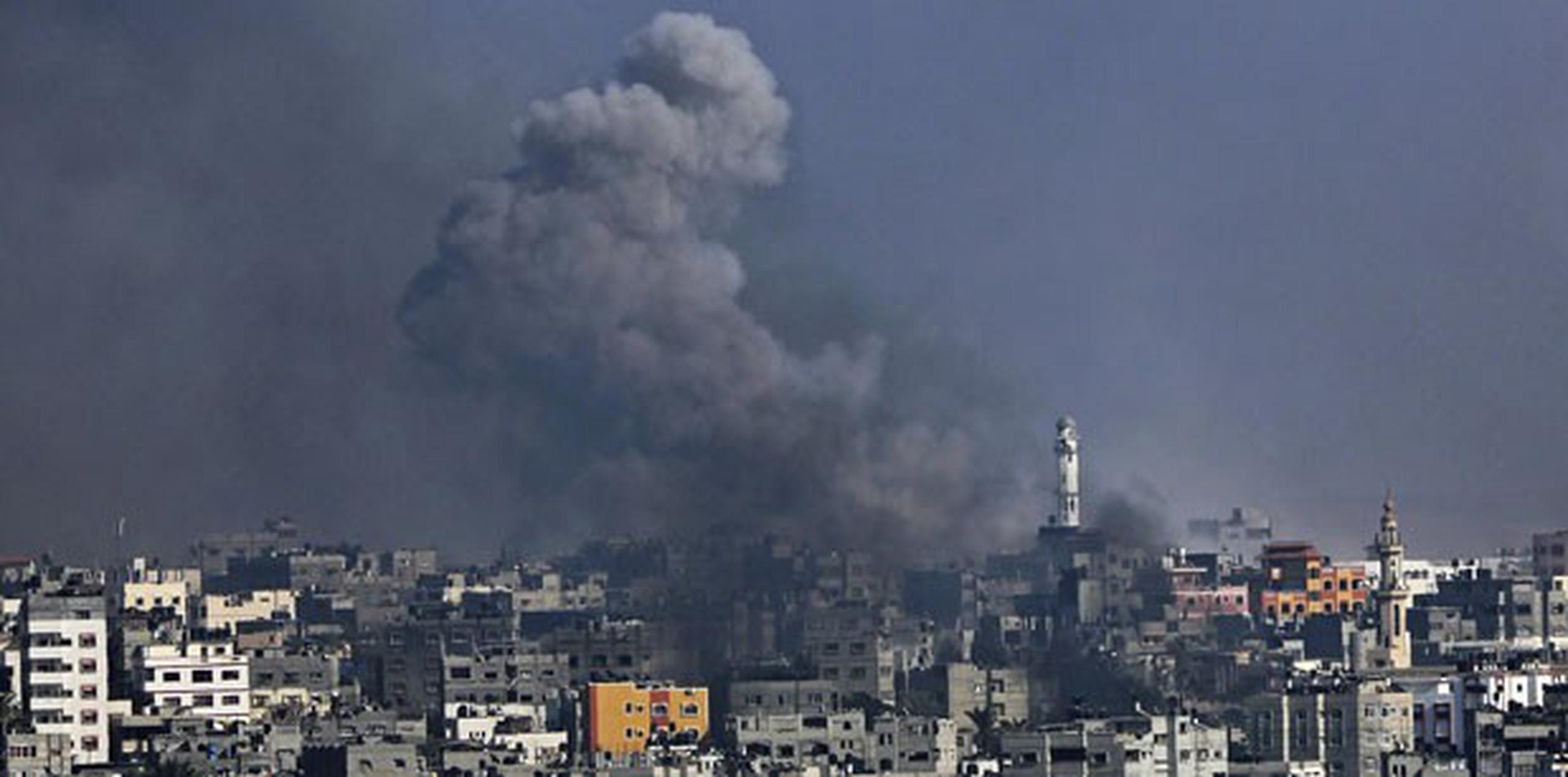 Una columna de humo sale de una zona del barrio de Al Shejaeiya tras el lanzamiento de proyectiles del ejército israelí sobre la ciudad de Gaza. (EFE/Mohammed Saber)