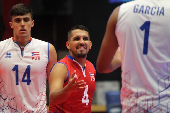 El líbero de Puerto Rico, Denis del Valle (4) y el esquina Pelegrín Vargas (14) son parte de la Selección Nacional que con Gabriel García clasificó al Mundial 2022.
