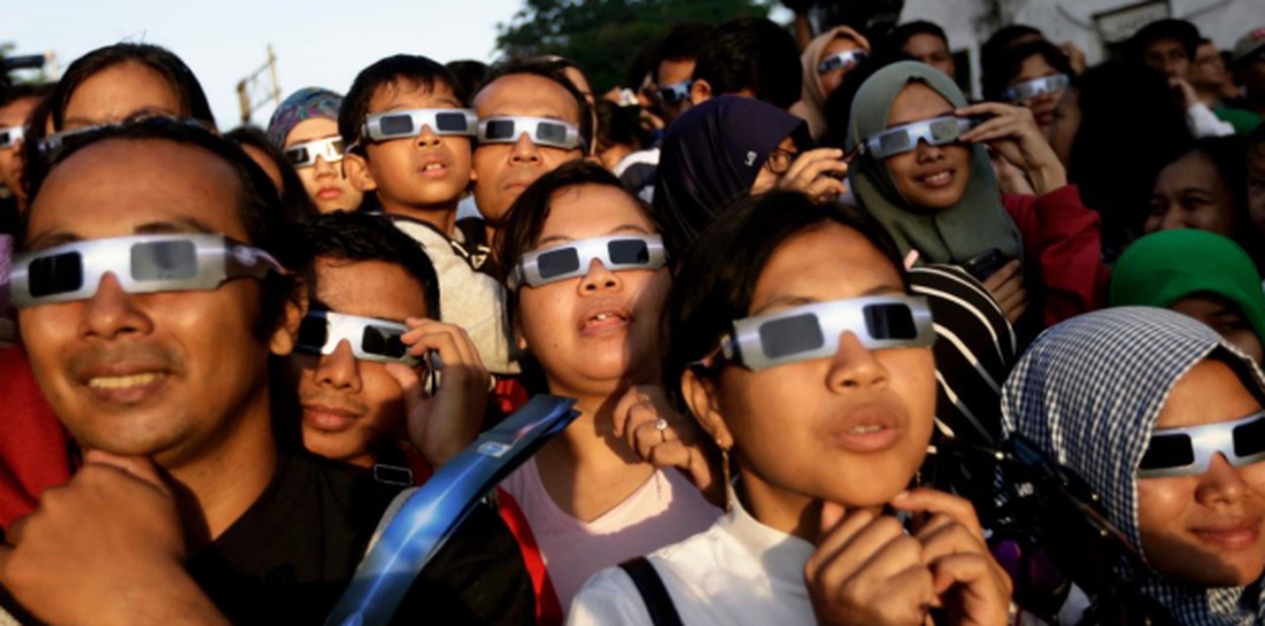 Para evitar daños en la vista durante el eclipse, la Sociedad Puertorriqueña de Oftalmología recomienda utilizar lentes especializados para ver eclipses solares. (AP)