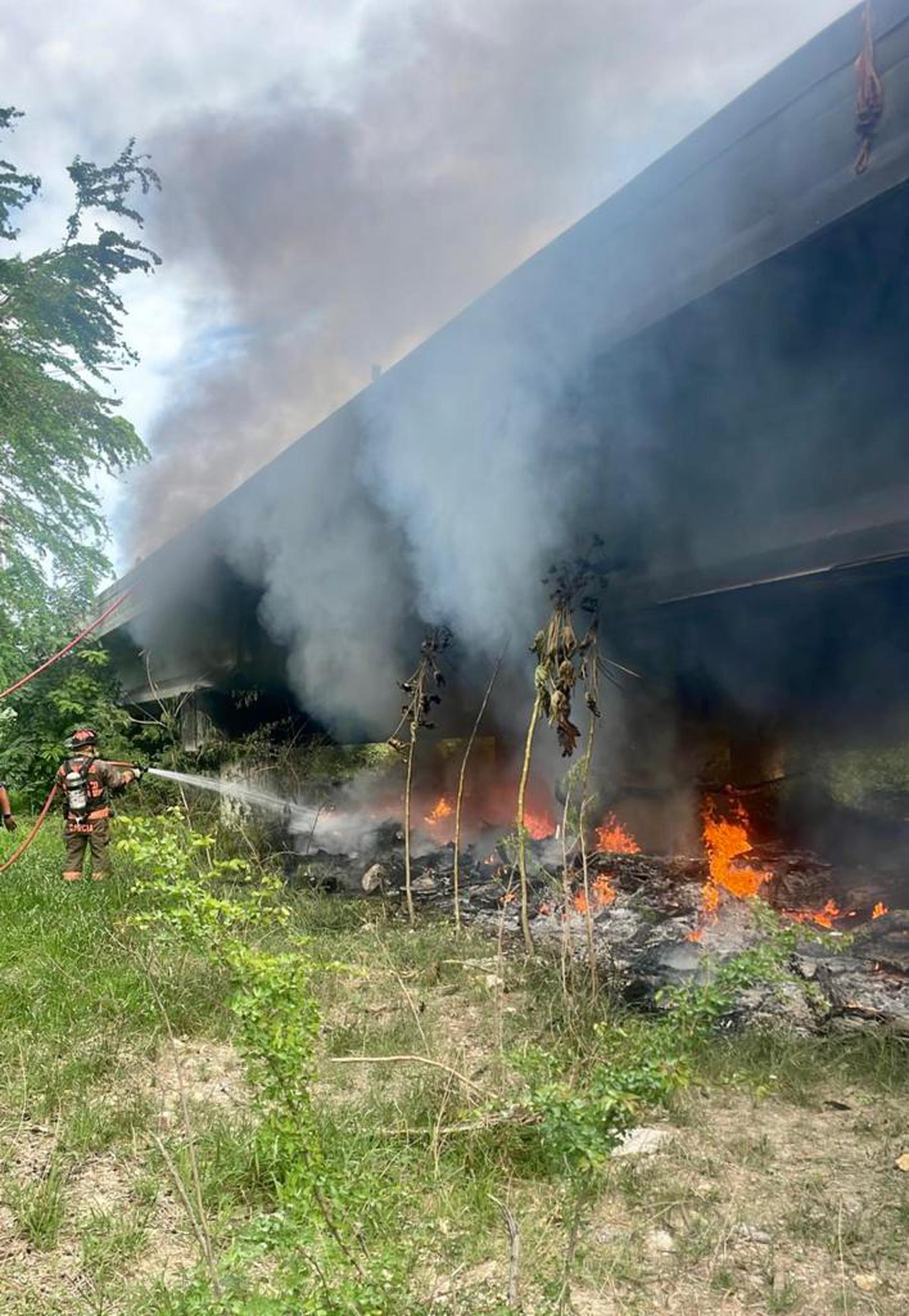 Bomberos de la estación de Ponce controlaron un fuego de pasto que se desató a orillas de la autopista Luis A. Ferré en el barrio Baramaya de ese municipio.
