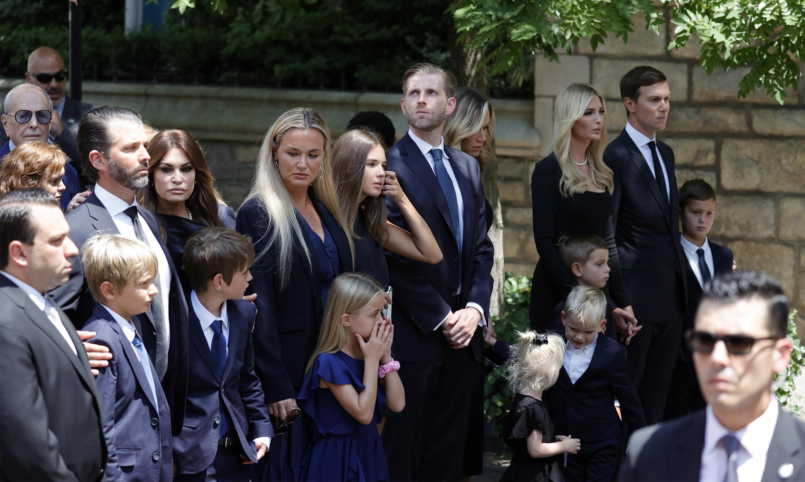 Donald Trump Jr, Eric Trump e Ivanka Trump y sus familias llegan para observar el ataúd con los restos de Ivana Trump, este 20 de julio de 2022. EFE/EPA/Jason Szenez
