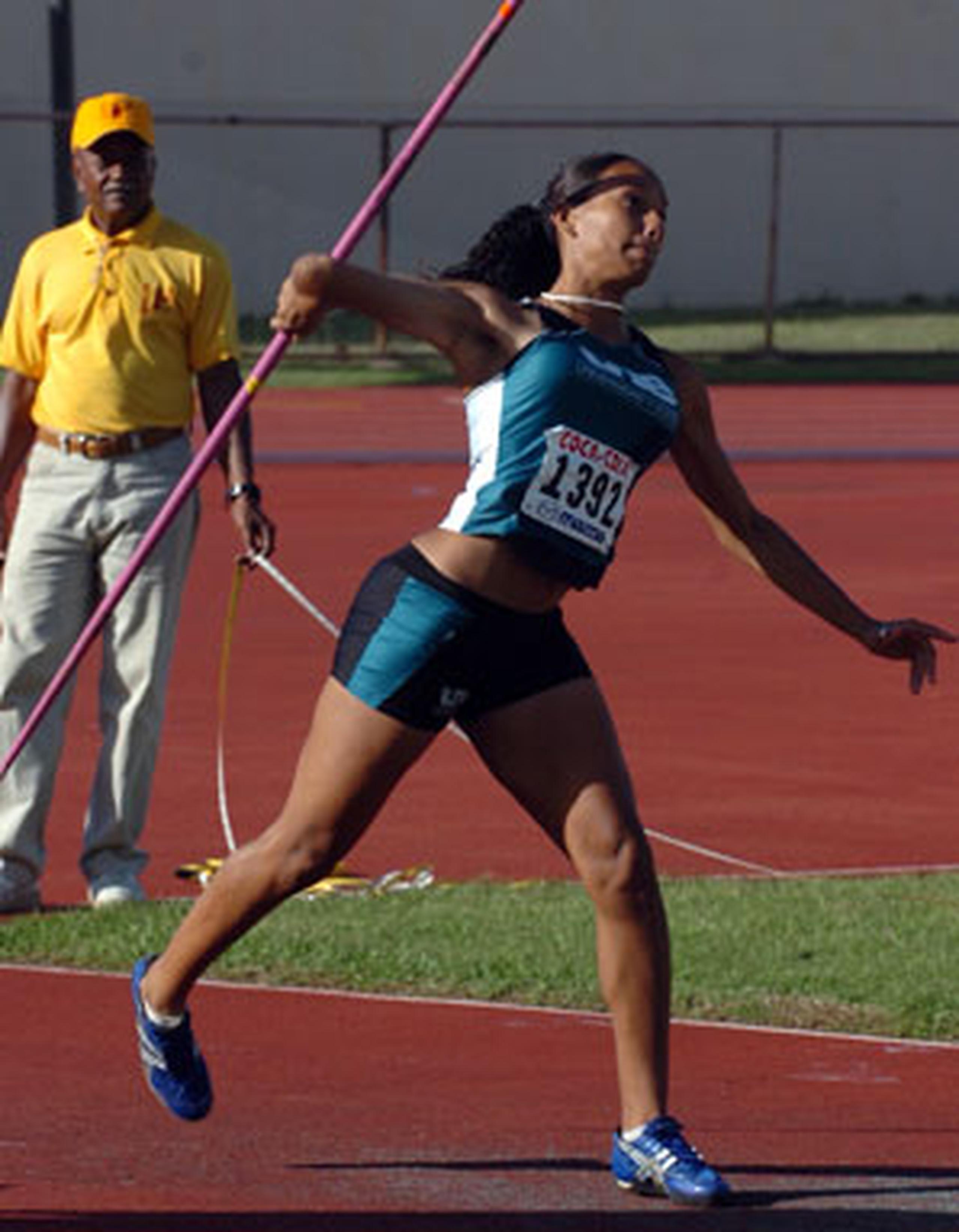 Entre los atletas que buscan marcas para competir en Toronto se incluye la lanzadora Coralys Ortiz (jabalina). (Archivo)