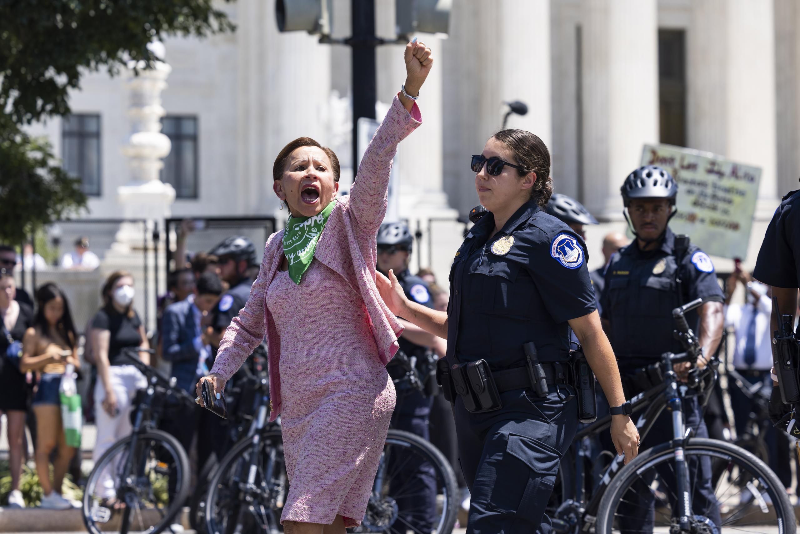 La congresista demócrata Nydia Velázquez es detenida frente a la Corte Suprema mientras protestaba contra la reciente anulación de la sentencia de 1973 en el caso "Roe contra Wade". EFE/EPA/JIM LO SCALZO
