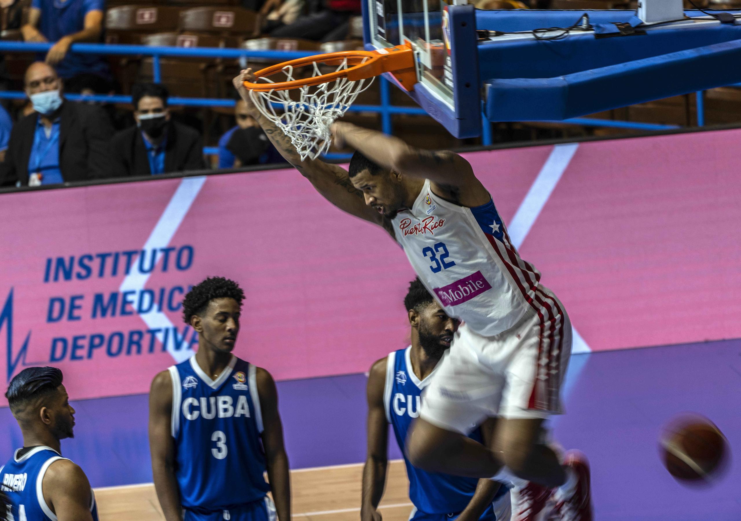 Chris Ortiz donquea el balón por una asistencia de Jezreel de Jesús el domingo ante Cuba y fue una de las bujías para que los boricuas lograran la clasificación a la segunda etapa de ventanas del clasificatorio de la FIBA a la Copa del Mundo 2023.