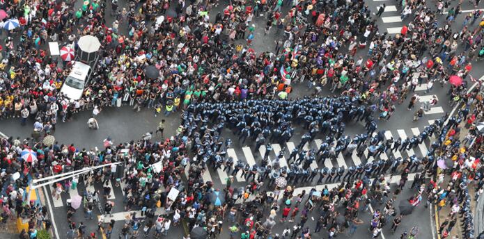 Momento en que agentes de la policía quedaron rodeados por manifestantes. (Archivo)