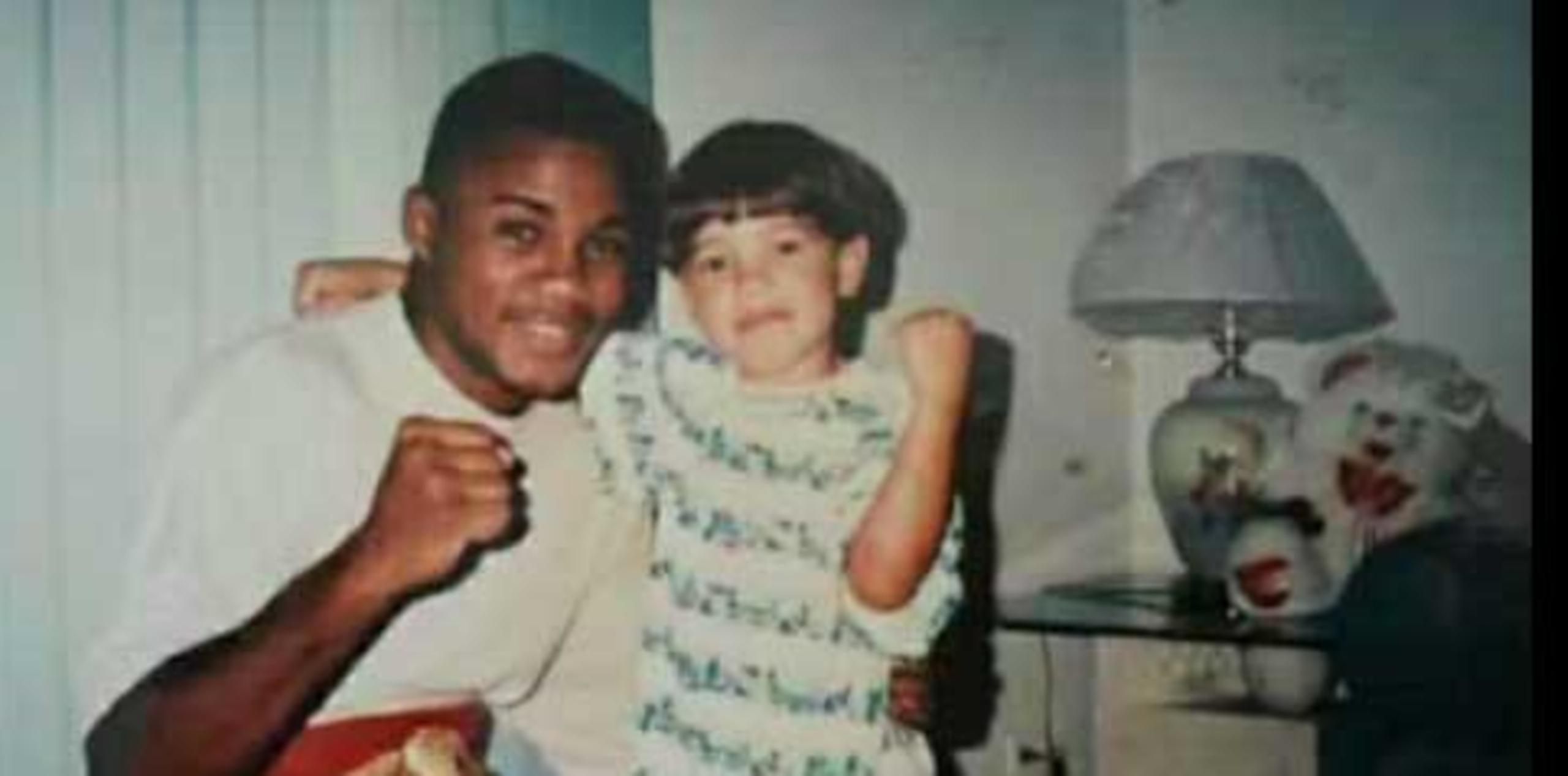 Imagen del vídeo donde se ve a un niño identificado como Prichard Colón junto al entonces campeón Félix "Tito" Trinidad. (Youtube)