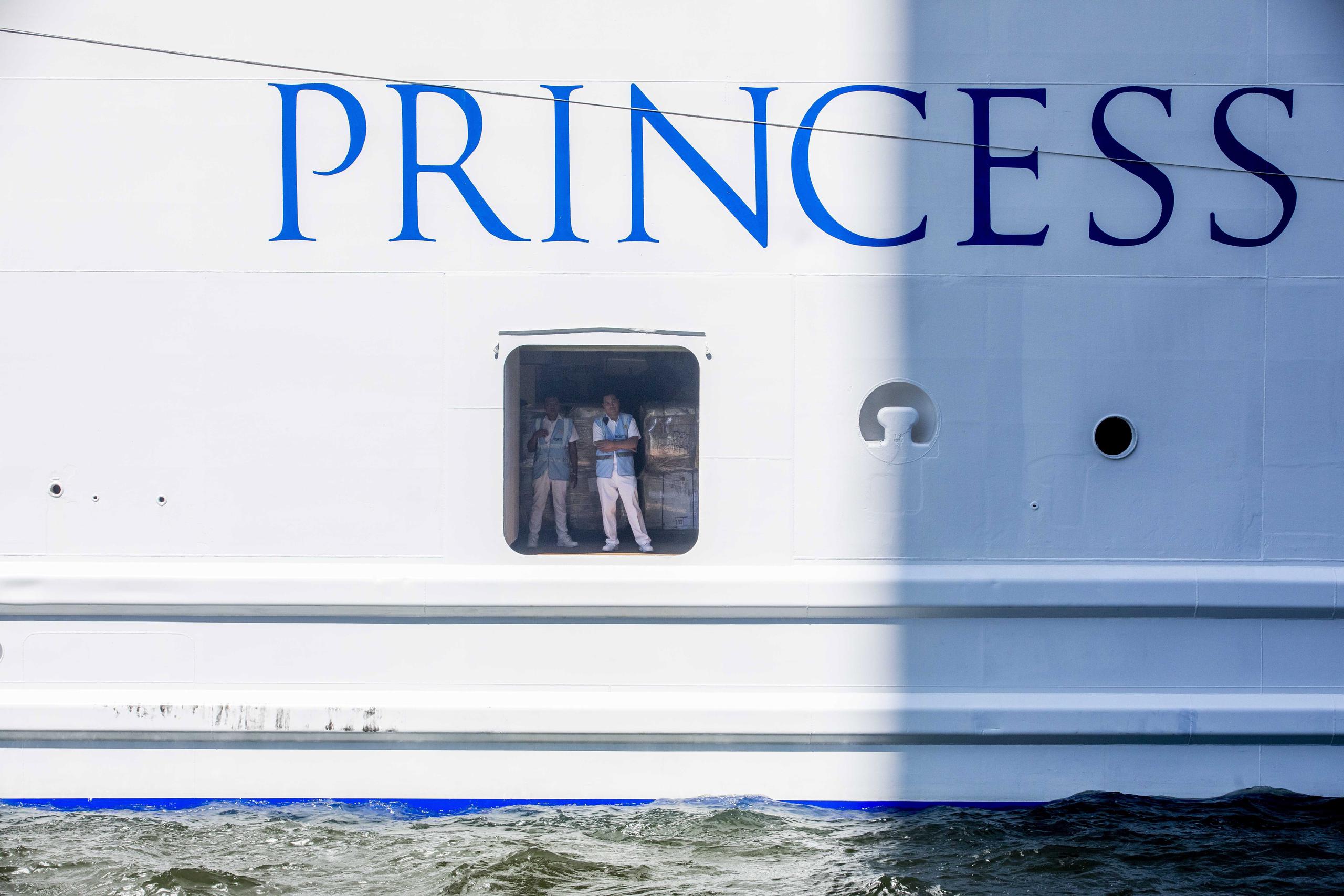 El Coral Princess, que viene de Suramérica, puede llegar sobre el 4 de abril a Port Everglades, en Fort Lauderdale, la ciudad de la costa sureste de Florida cuyas autoridades se debaten entre autorizar o no el desembarco de los alrededor de 2,500 pasajeros y tripulantes de otros dos cruceros.