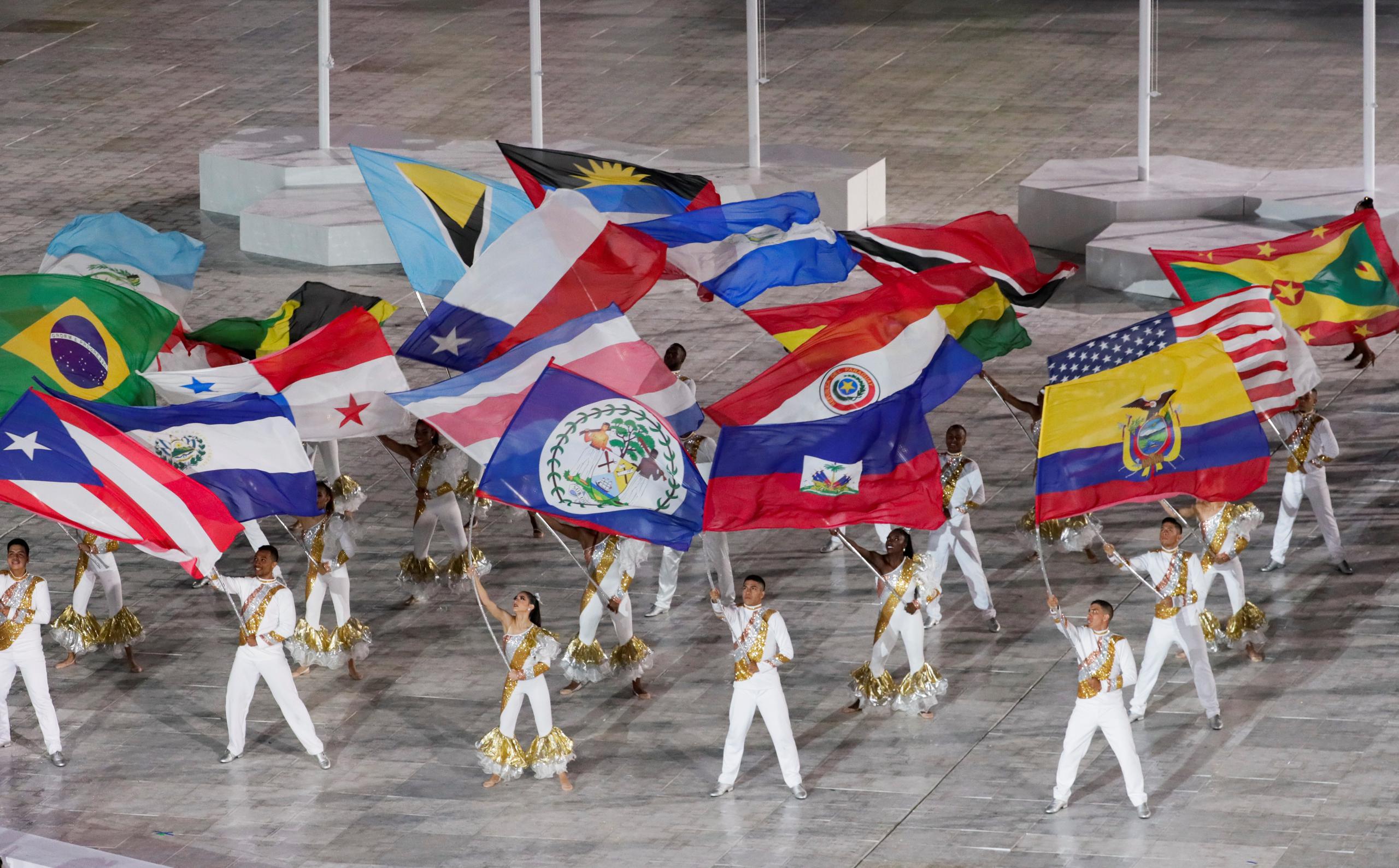 Una coreografía de portaestandartes de las banderas de los países participantes antecedió el desfile de delegaciones.