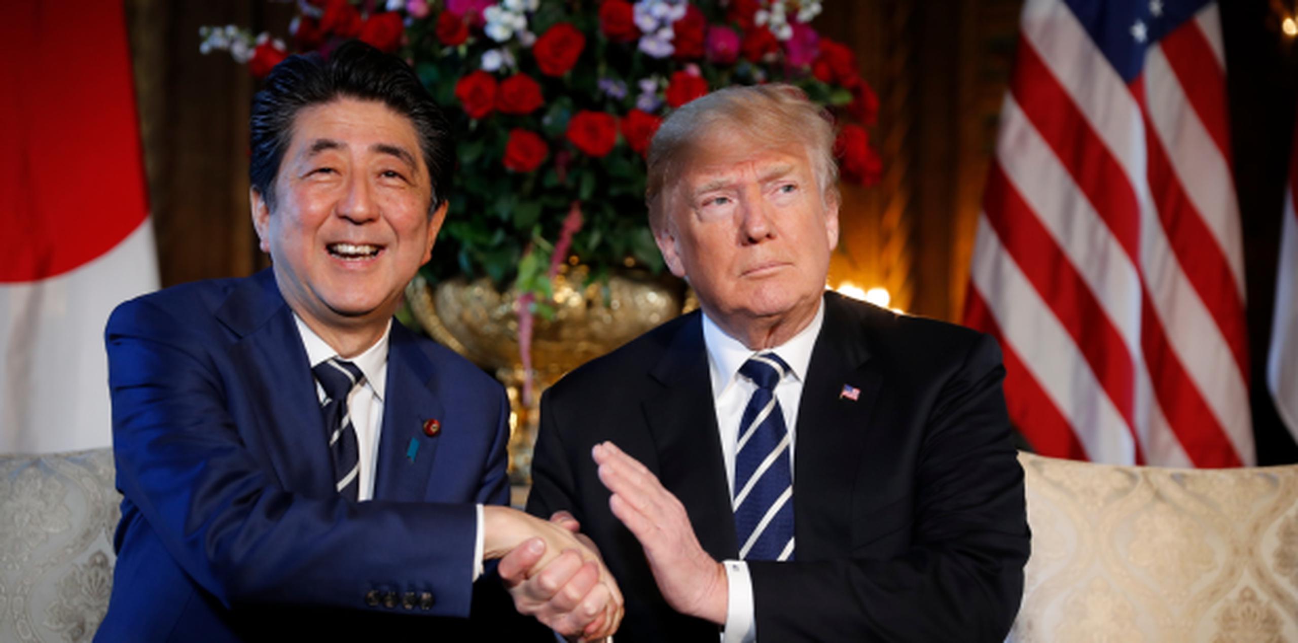 El presidente Donald Trump y el primer ministro japonés Shinzo Abe conversaron hoy durante una reunión en el club del mandatario estadounidense Mar-a-Lago en Palm Beach, Florida (AP / Pablo Martínez Monsivais)