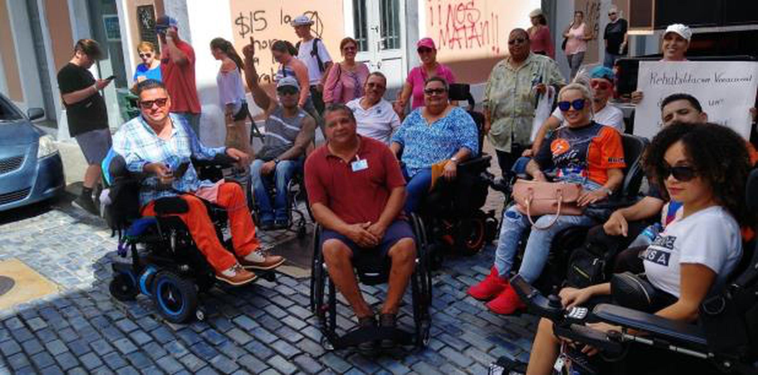 Miembros de la Coalición Amplia de Diversidad Funcional e Impedimento realizan la protesta en el Día Internacional de las Personas con Impedimento.(Suministrada)