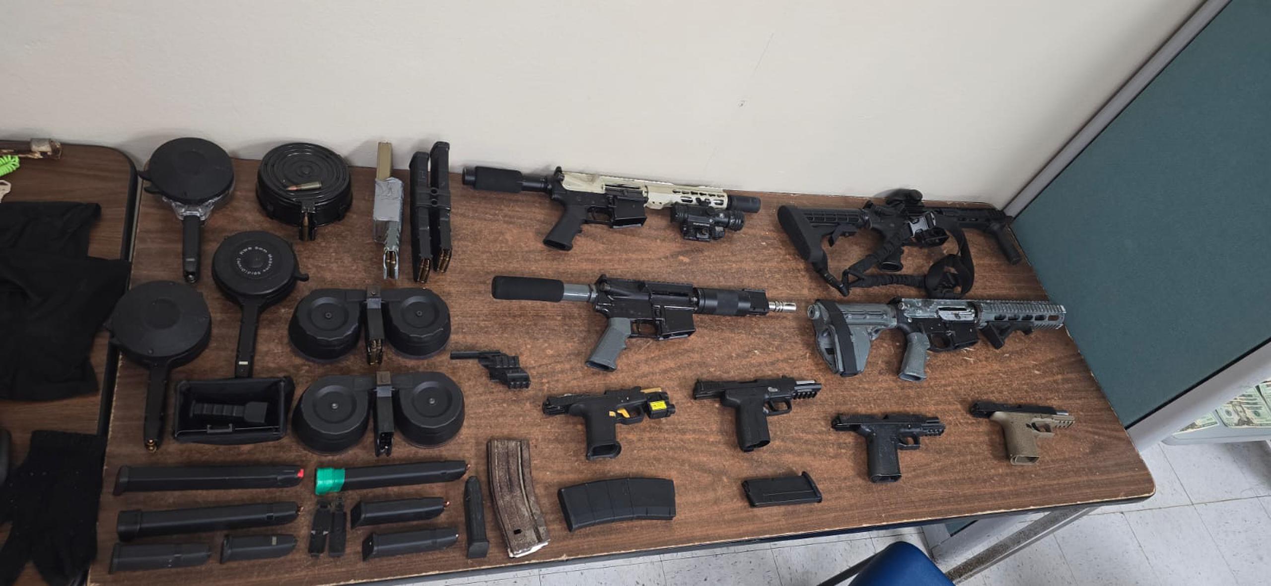 Armas ilegales y drogas ocupadas durante un allanamiento diligenciado en una residencia de la calle Simón Carlo del barrio Dulces Labios, en Mayagüez.