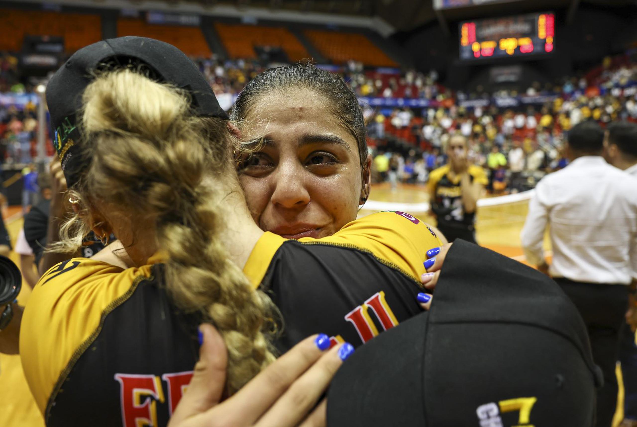 Paola Santiago se confunde en un abrazo luego de ganar el campeonato, que le sucedió al premio MVP y Novata del Año, así como a una convocatoria a la Selección Nacional.