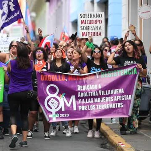 Miles de mujeres marchan por las calles del Viejo San Juan mientras reclaman sus derechos