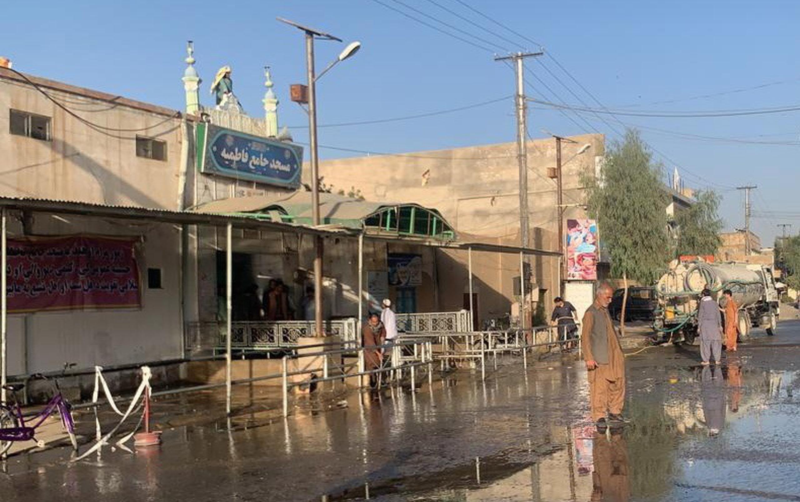 Este ataque se produce justo una semana después de que un atentado suicida contra una mezquita de la minoría chií en la ciudad de Kunduz, en el norte de Afganistán, dejara al menos 80 muertos y más de un centenar de heridos.