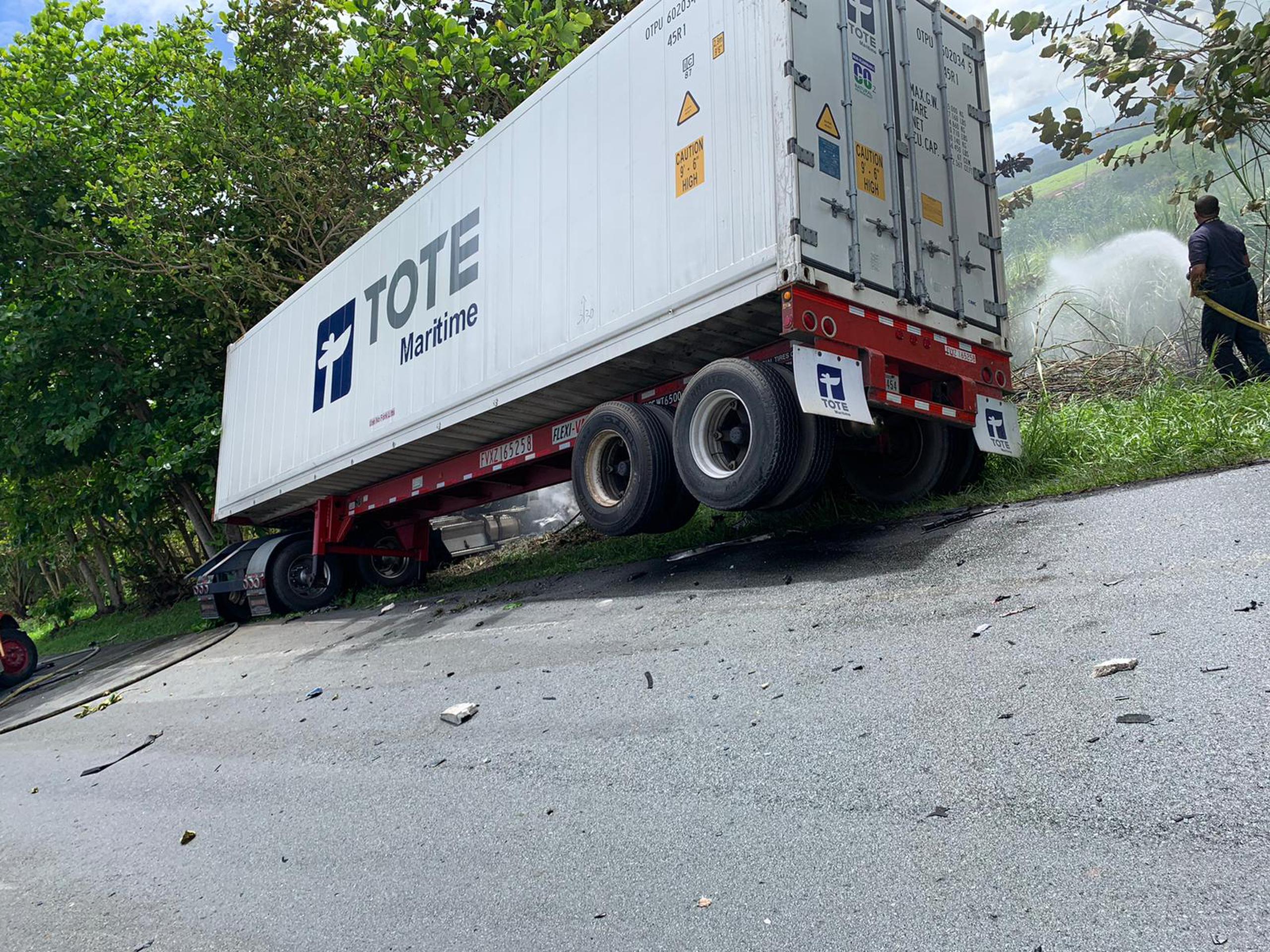 Un auto compacto impactó de frente a un camión en el kilómetro 21.8 de la carretera PR-165, confirmó el Negociado de Patrullas de Carreteras.