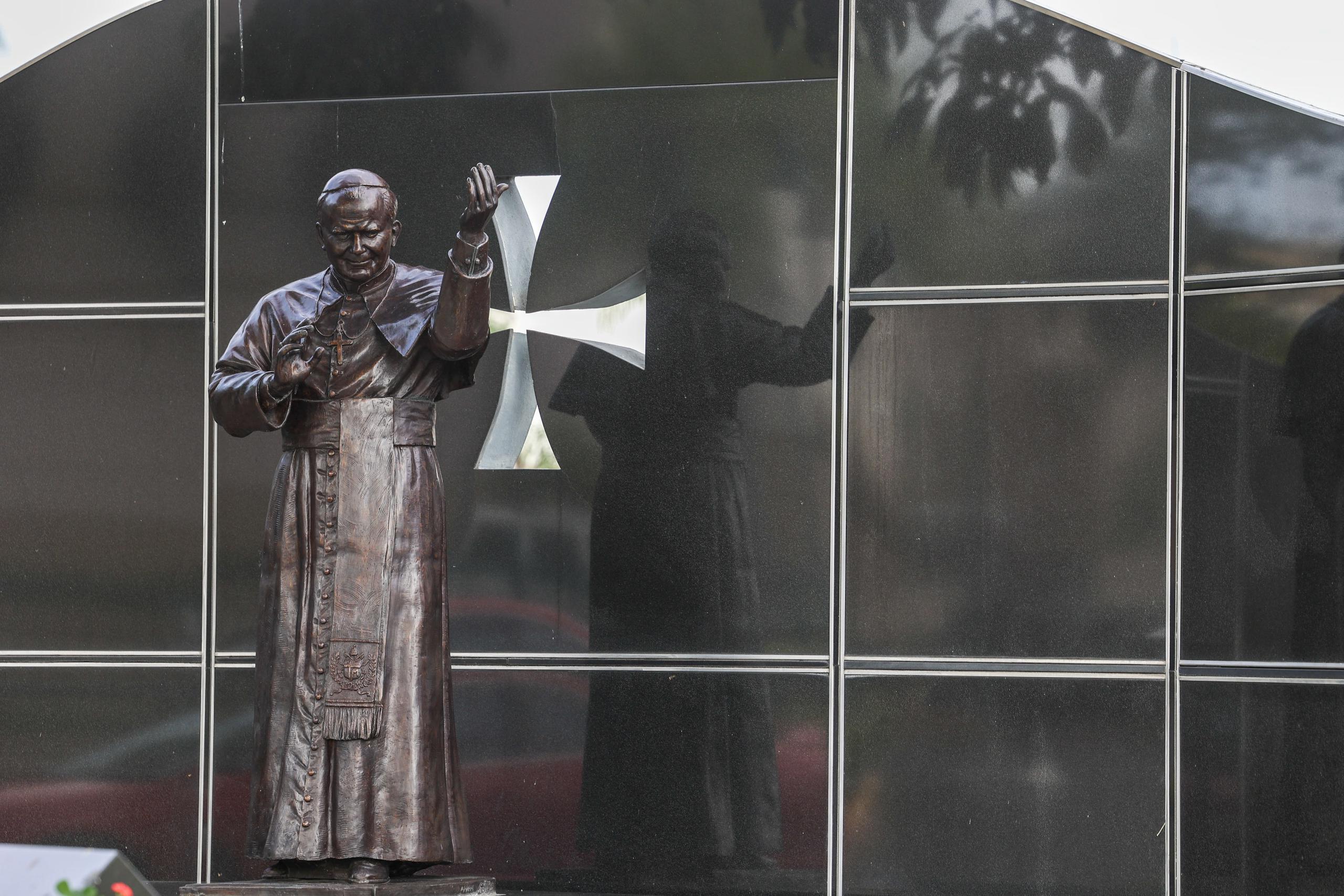 Tras la visita del papa Juan Pablo II a Puerto Rico en 1984, la Fundación Plaza Las Américas conmemoró el evento con una escultura hecha en bronce, que está ubicada aledaña al centro comercial, donde  ofició una misa.