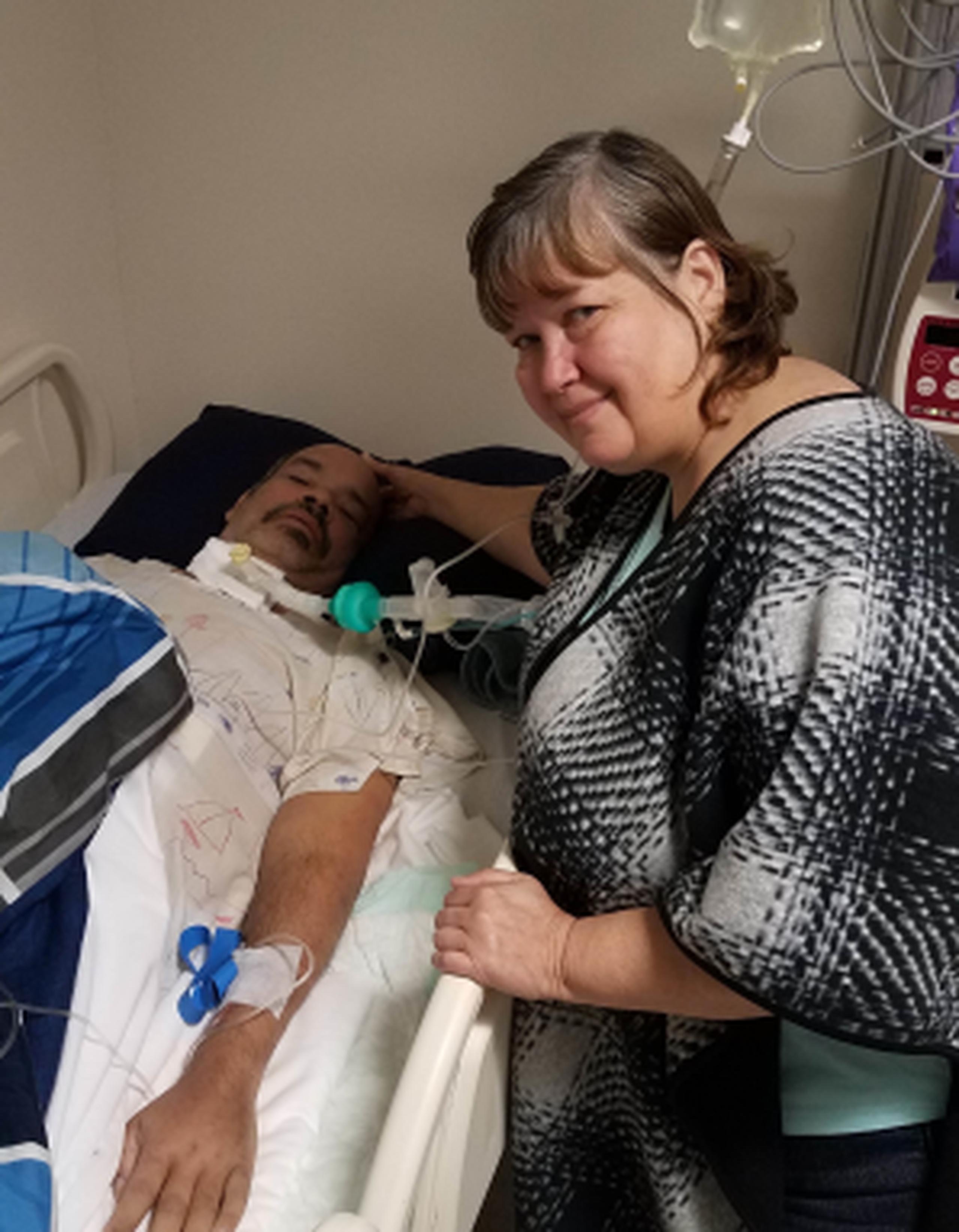 Su esposa permaneció junto a él, durmiendo en un matre en el piso, desde su ingreso a Centro Médico.
 (femmy.irizarry@gfrmedia.com)