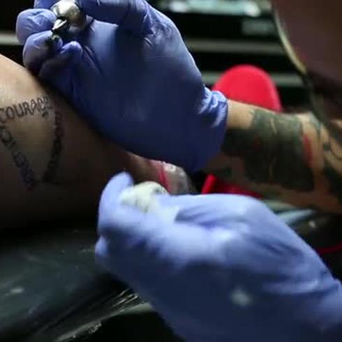 Elvis Crespo nos enseña su tatuaje nuevo