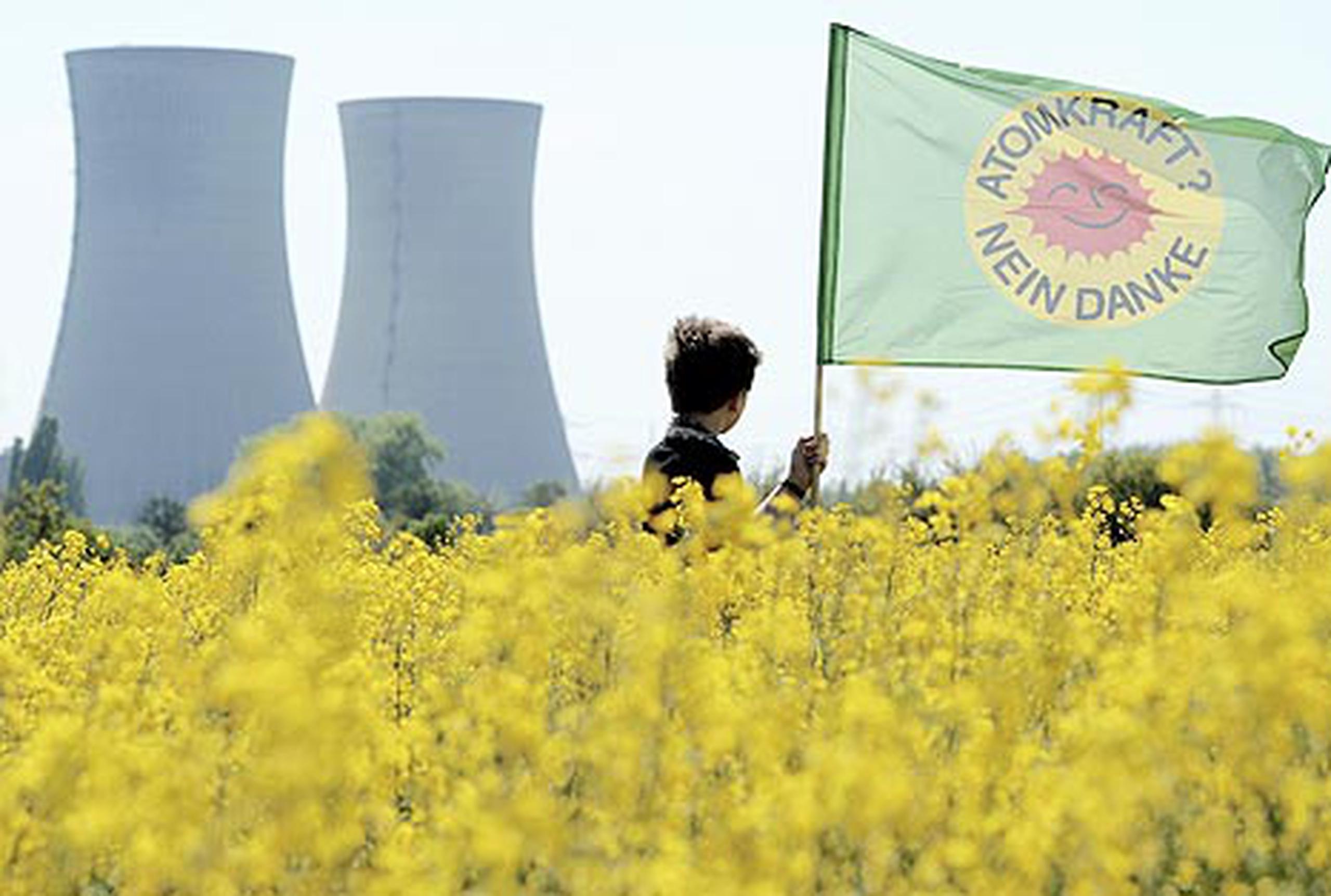 Un menor se manifiesta frente a la planta nuclear en Grafenrheinfeld, Alemania, en la víspera del 25 aniversario del desastre nuclear de Chernobyl. (EFE/David Ebener)