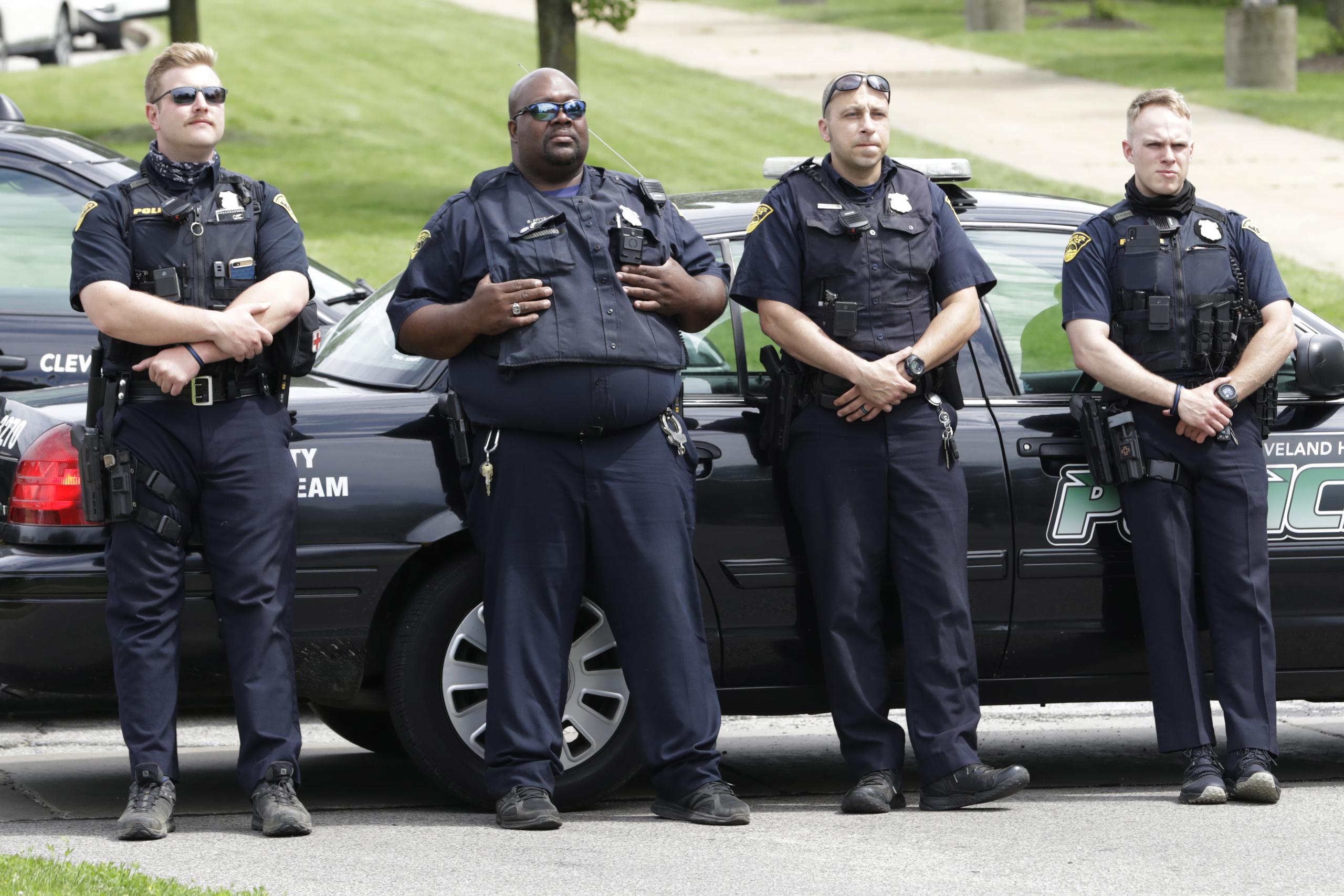 La policía vigila mientras protestan por la muerte de George Floyd en Cleveland Heights, Ohio