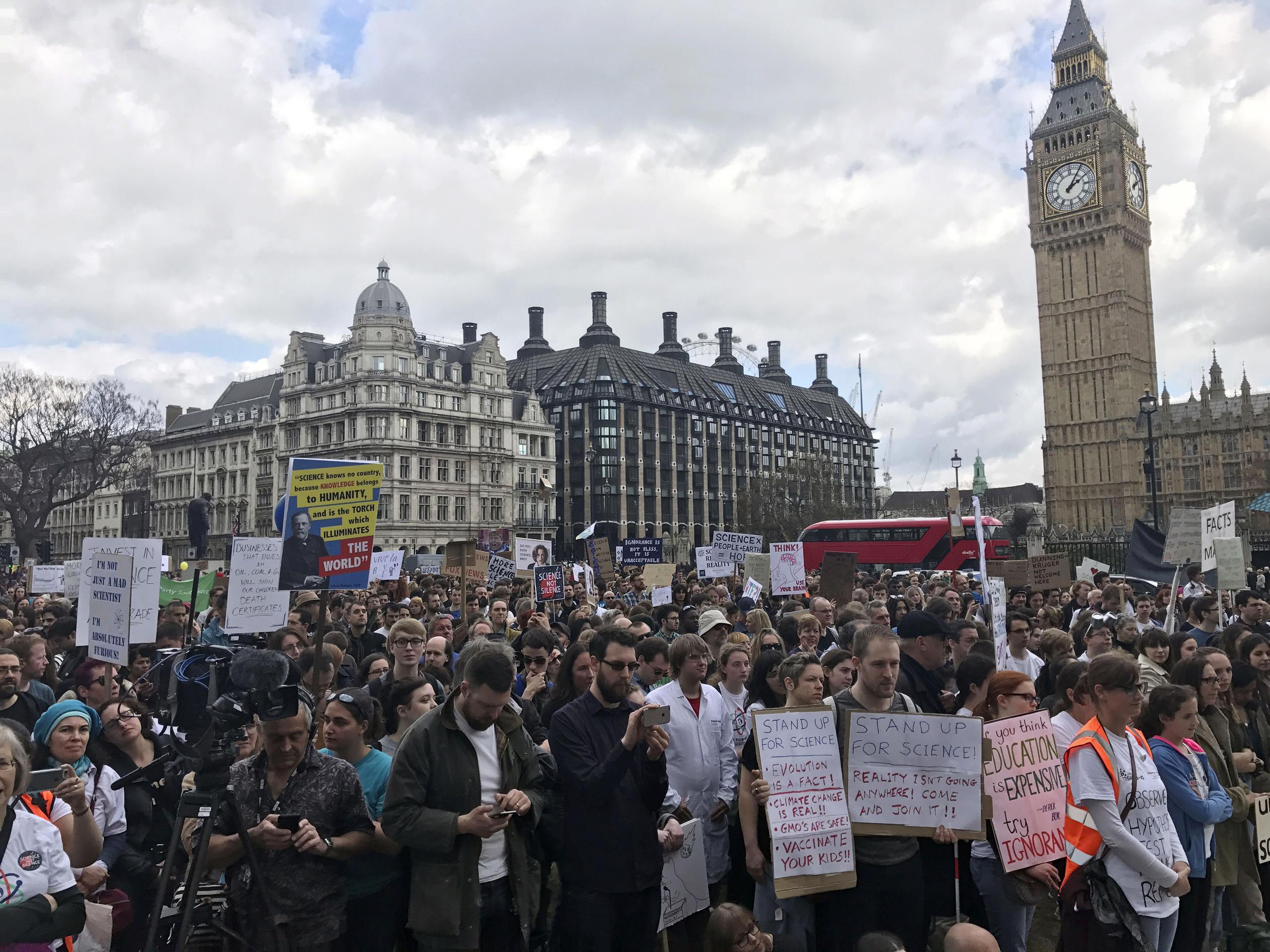 Miles de científicos se congregaron en la Plaza del Parlamento de Londres. (Jack Hardy/PA Wire)