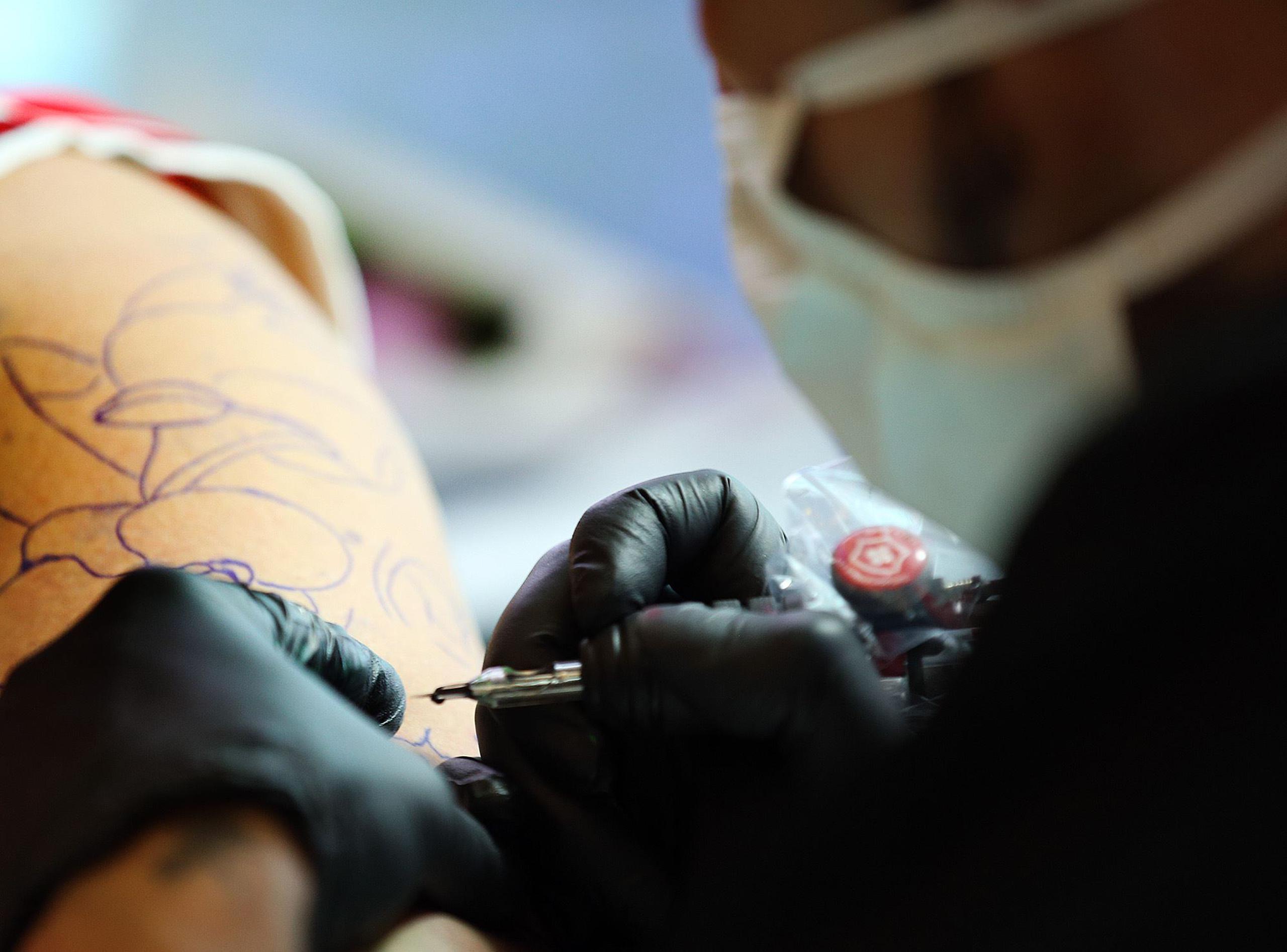 Además de los tatuajes artísticos o conmemorativos, un tatuaje puede emular la zona de areola y pezón. (GFR Media)
