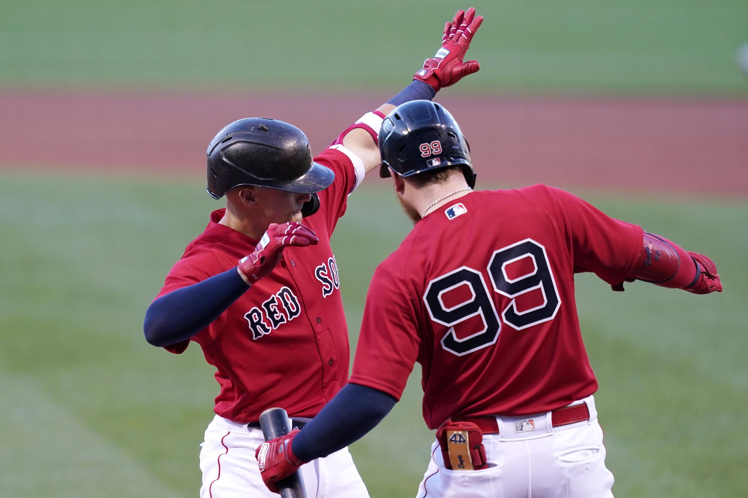 El boricua Enrique 'Kike' Hernández, a la izquierda, celebra su cuadrangular en el primer turno del partido del viernes junto a su compañero de los Red Sox de Boston, Alex Verdugo.